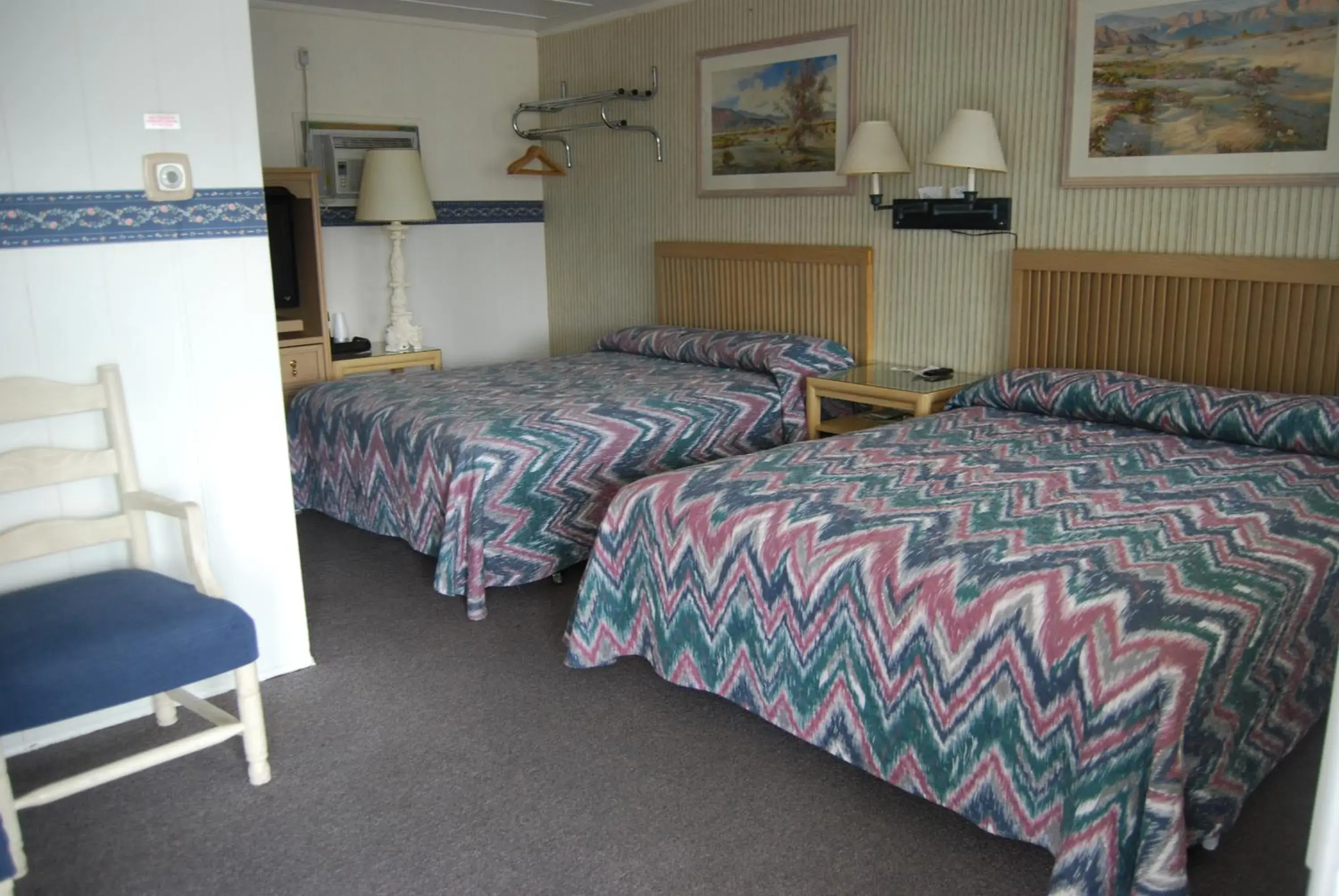 Double Room with Two Double Beds in Redwood Motel Double Room with Two Double Beds in Redwood Motel