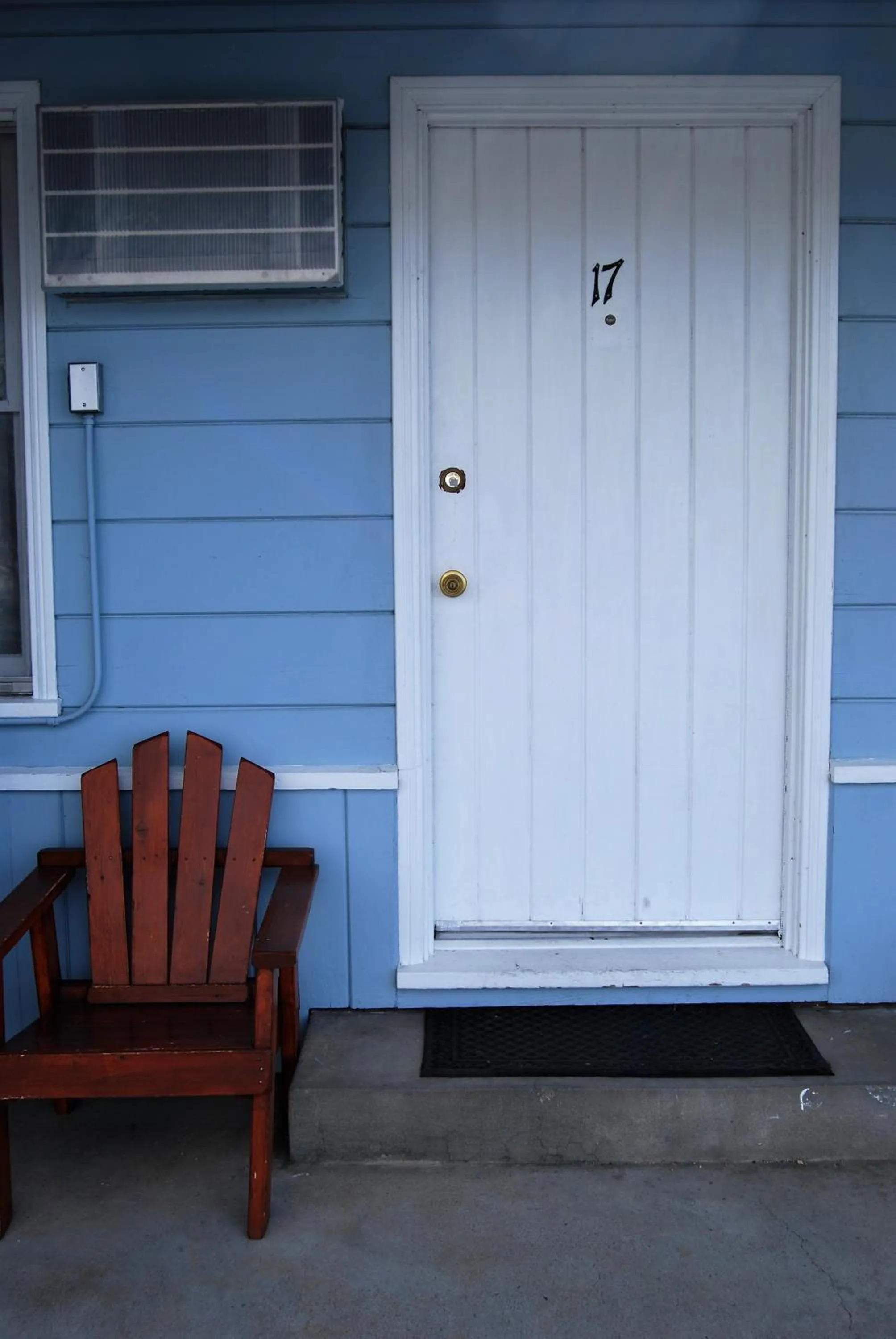 Facade/entrance in Redwood Motel