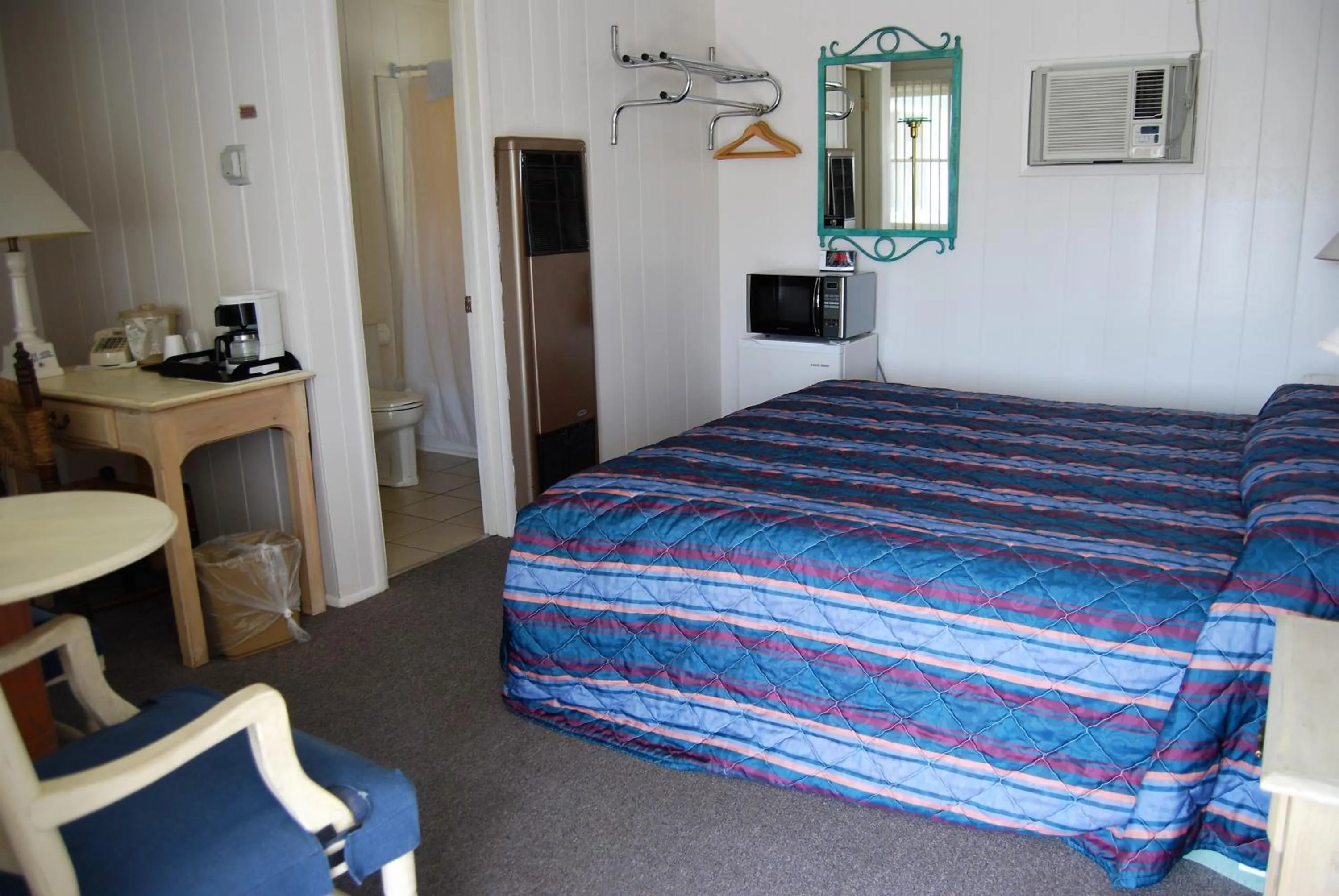 Photo of the whole room in Redwood Motel