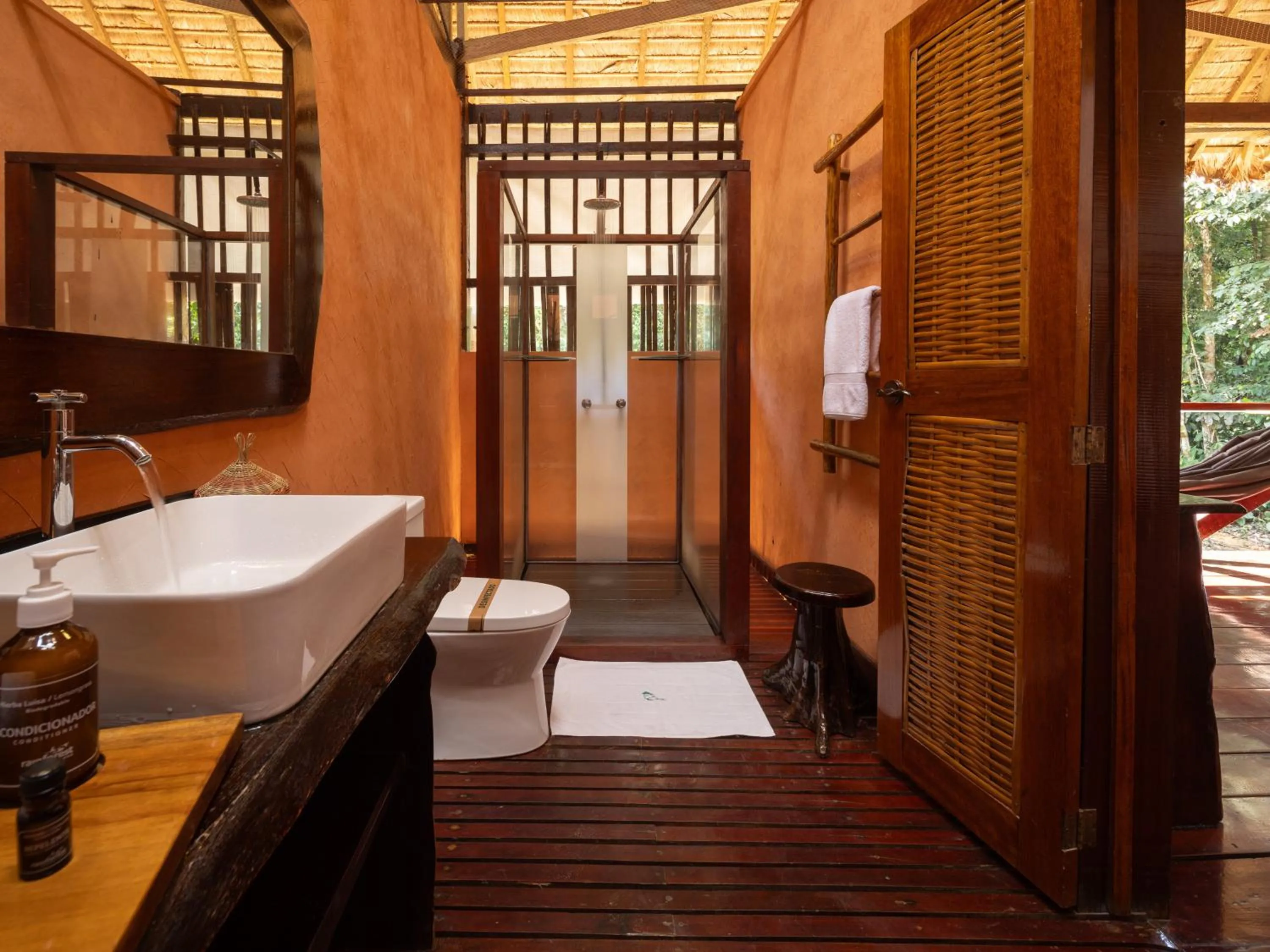 Toilet in Refugio Amazonas Lodge
