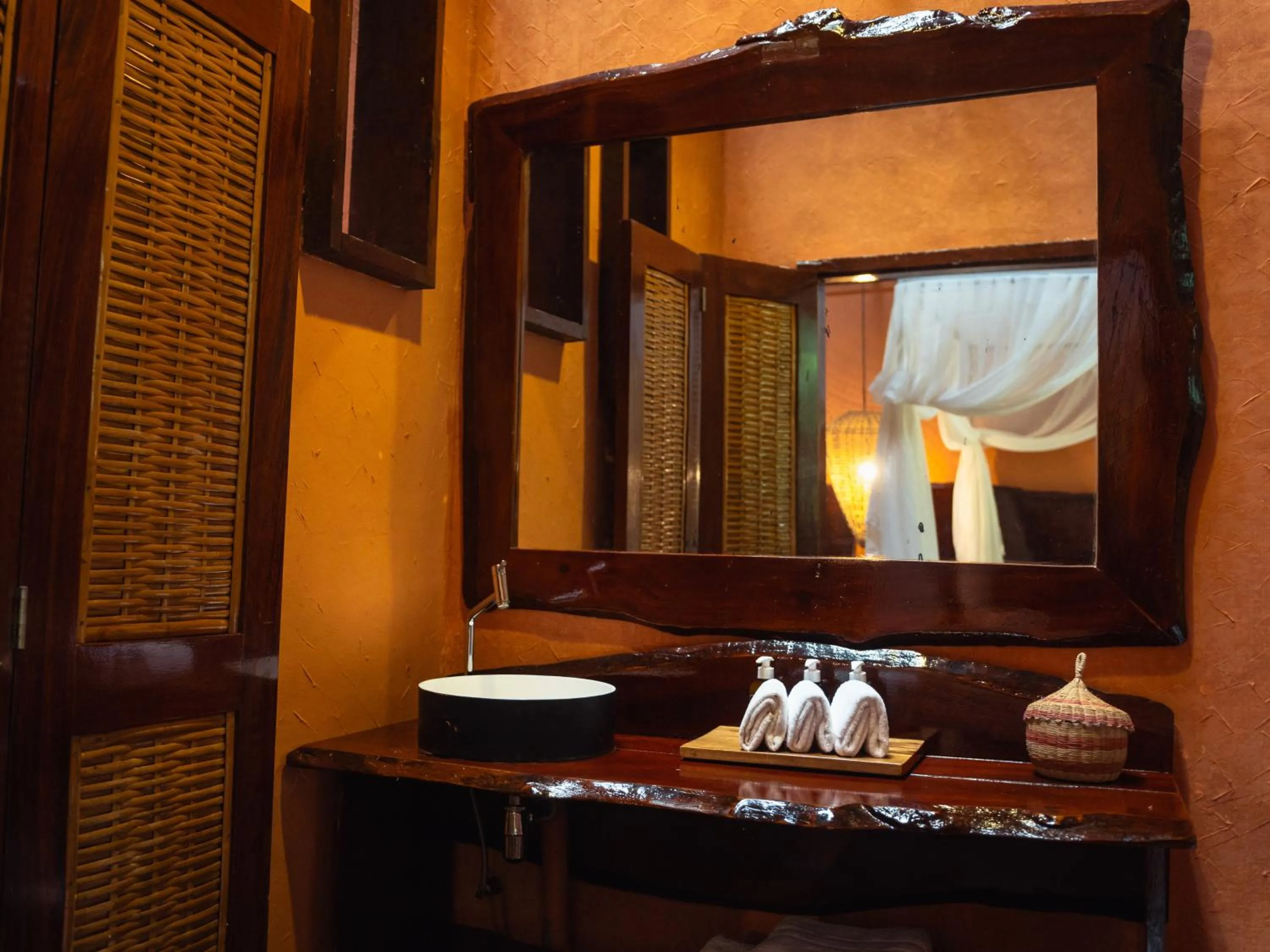 Shower in Refugio Amazonas Lodge