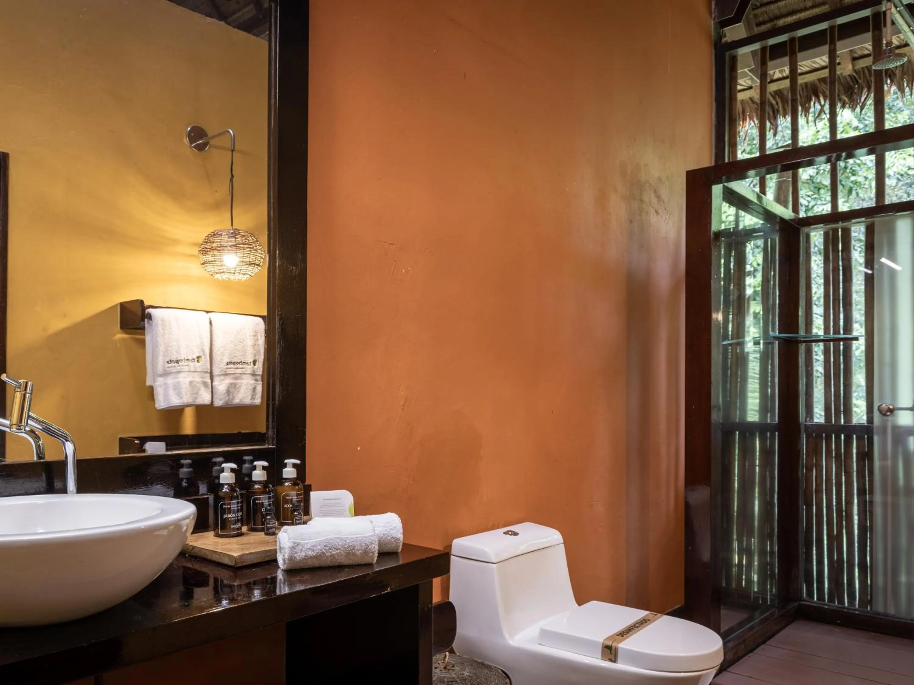 Toilet in Refugio Amazonas Lodge