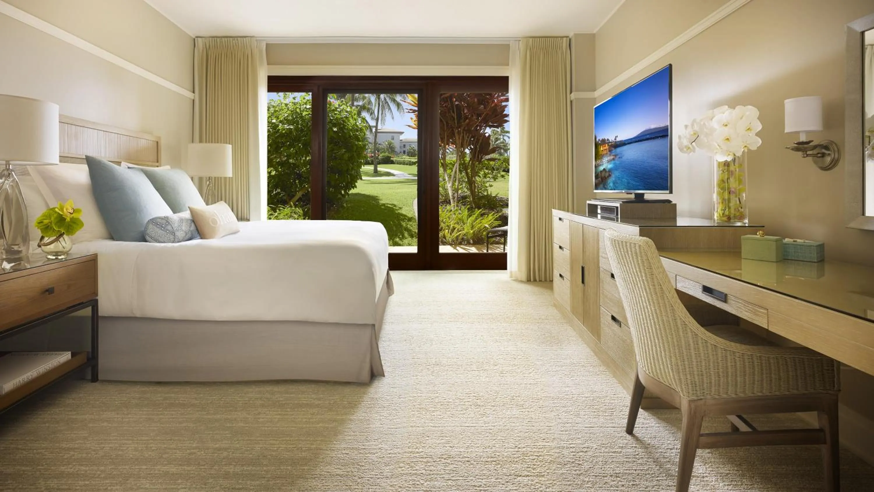 Bedroom, Bed in Montage Kapalua Bay