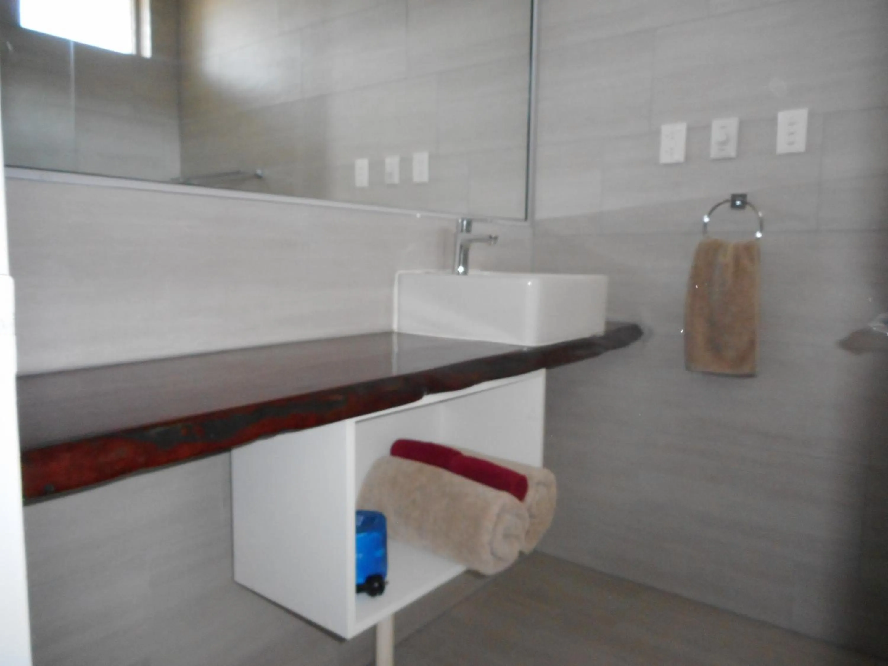 Bathroom in Acacia Rose Motor Inn