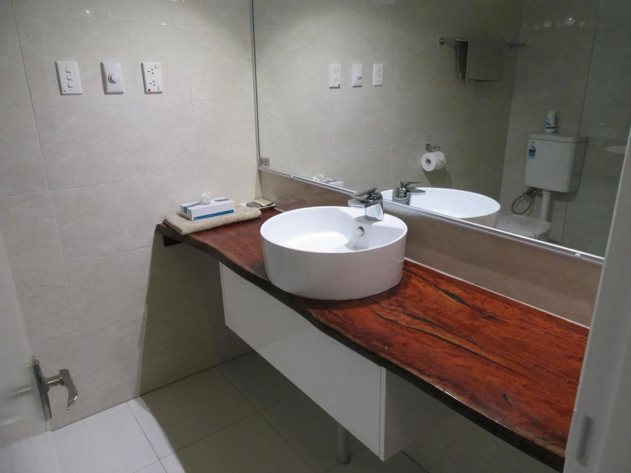 Bathroom in Acacia Rose Motor Inn