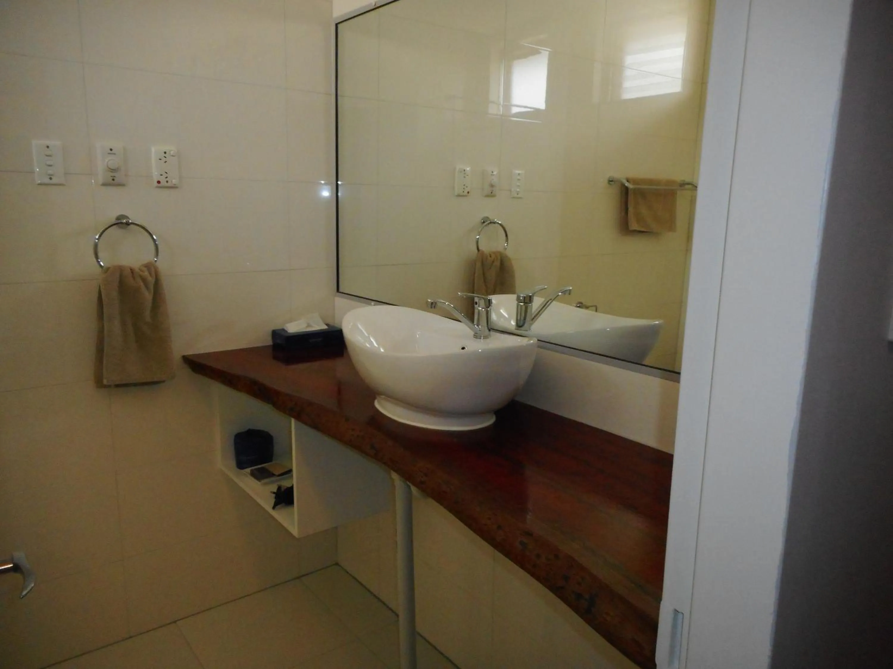 Bathroom in Acacia Rose Motor Inn