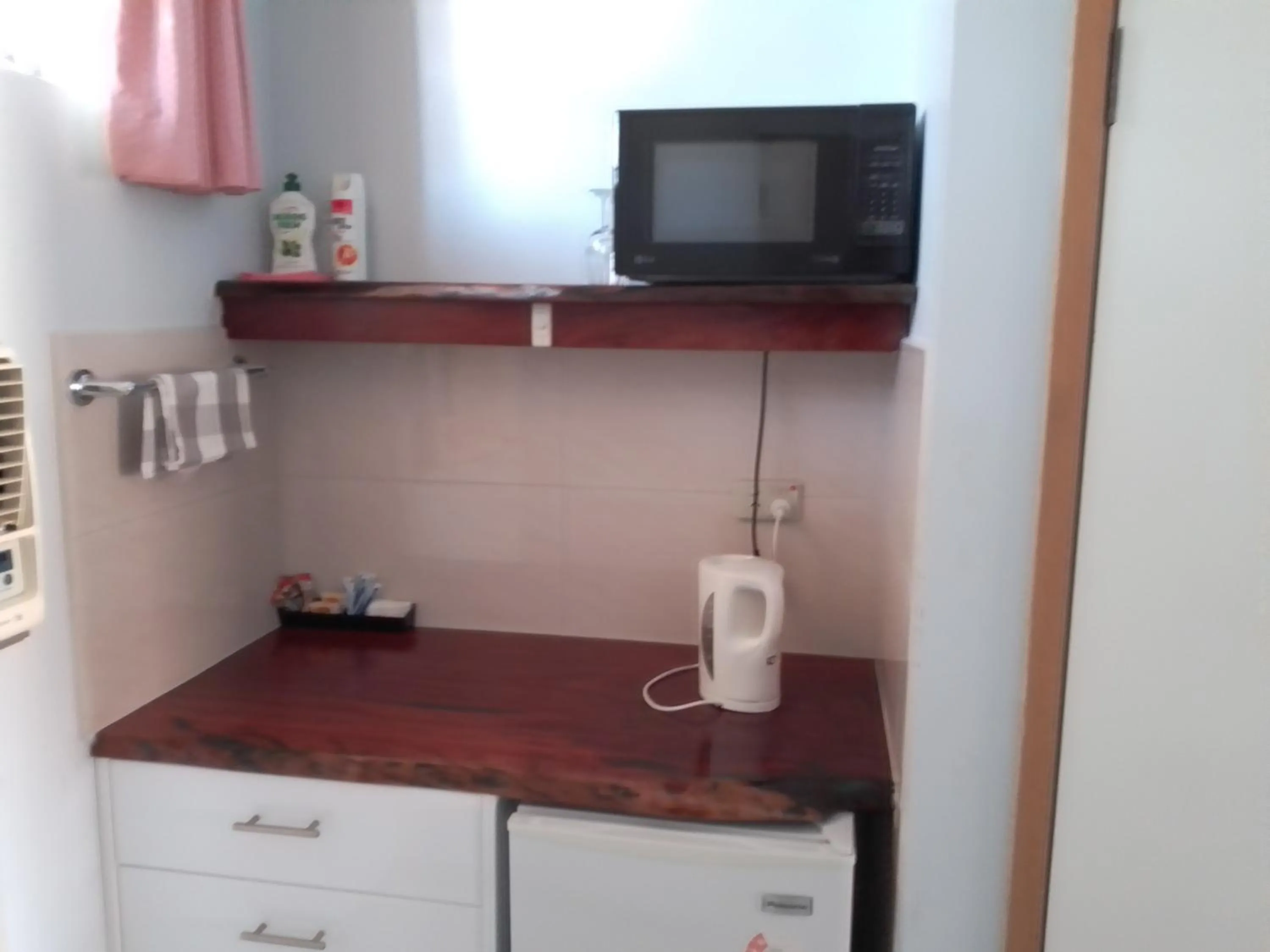Kitchen or kitchenette in Acacia Rose Motor Inn