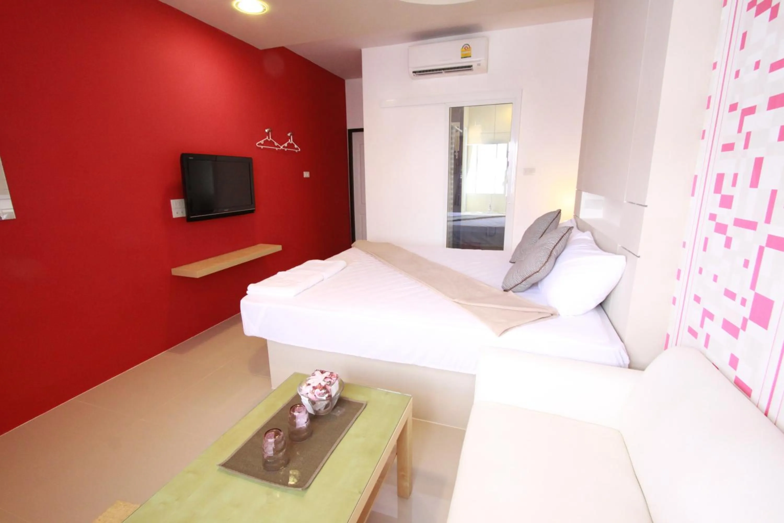 Photo of the whole room, Bed in Bearing 26 Hotel