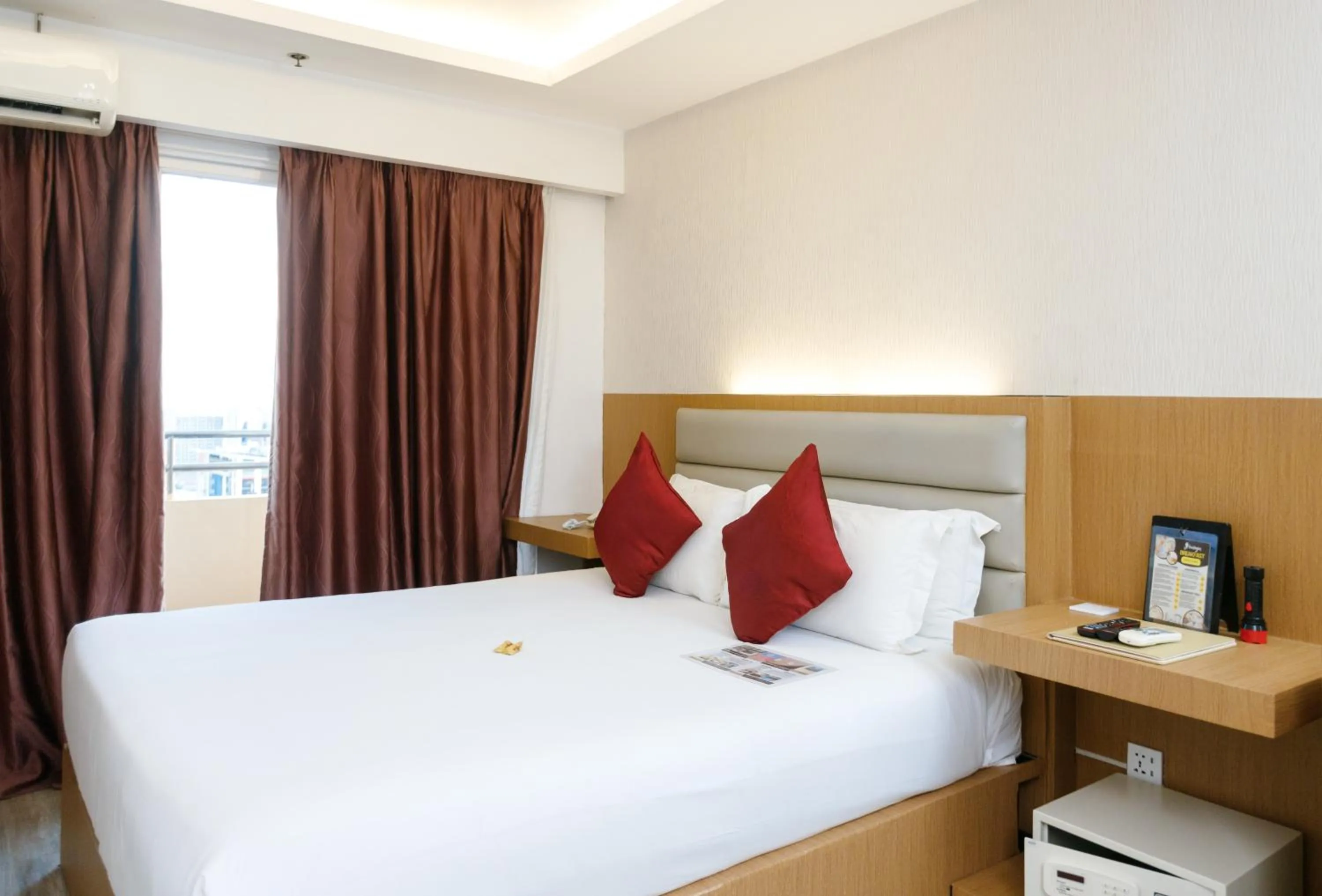 Property building, Bed in Regency Grand Suites