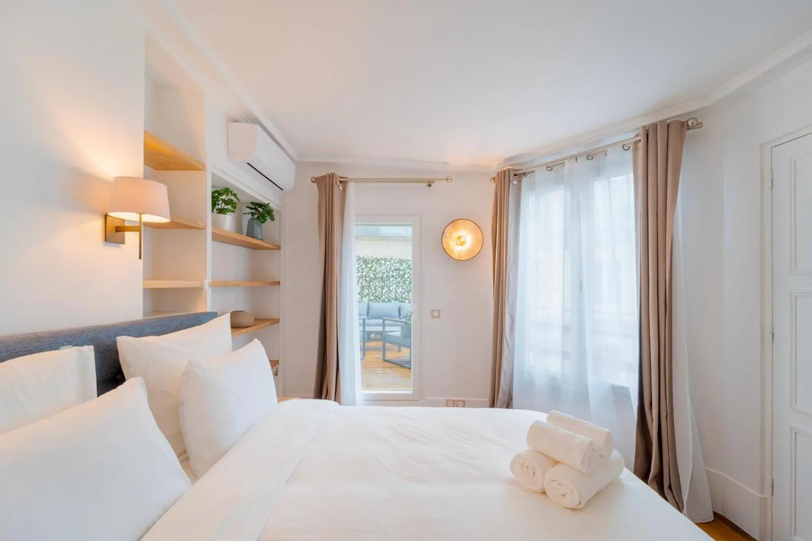 Bedroom, Bed in Quartier Libre Madeleine