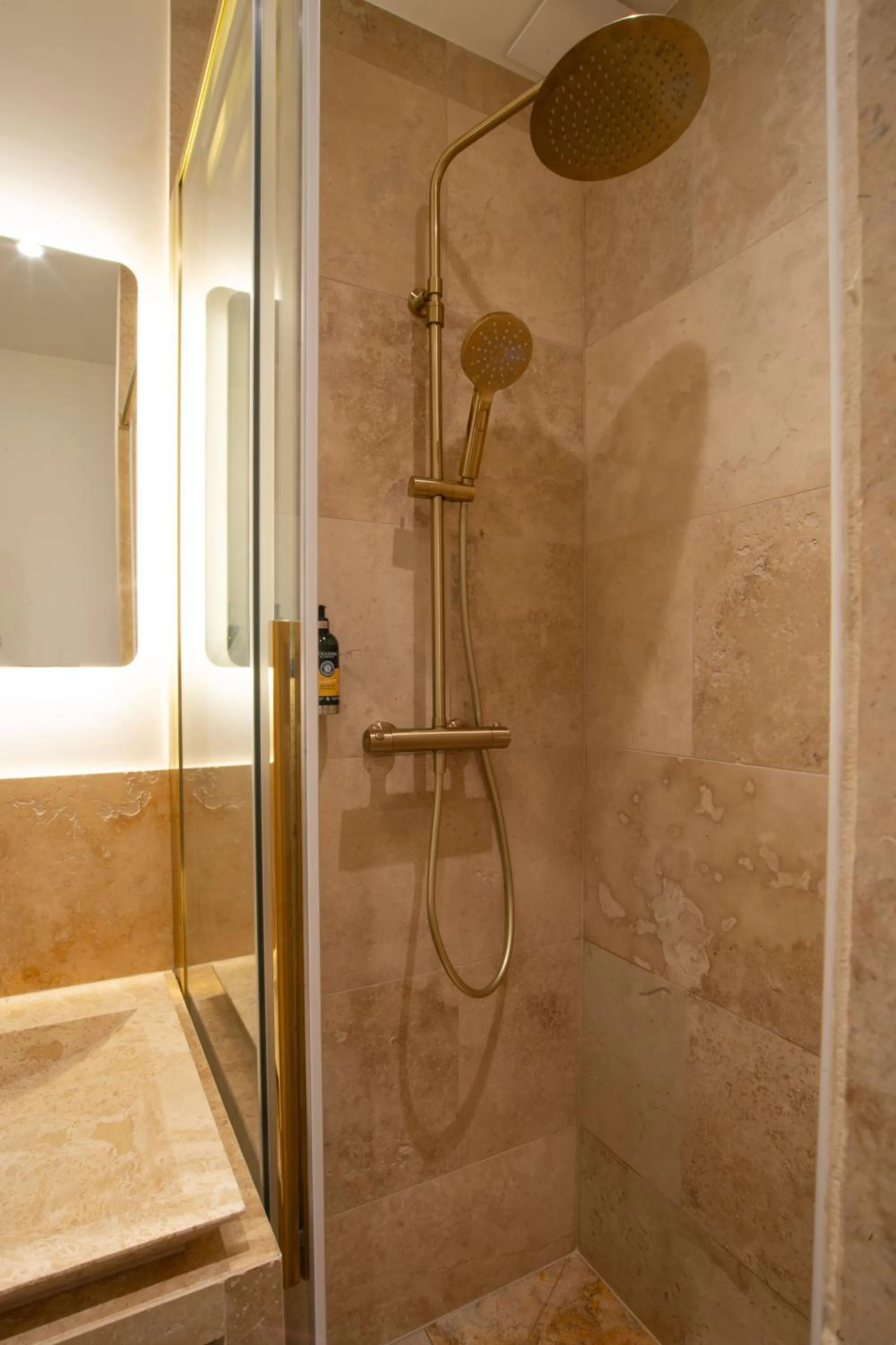 Shower in Quartier Libre Madeleine