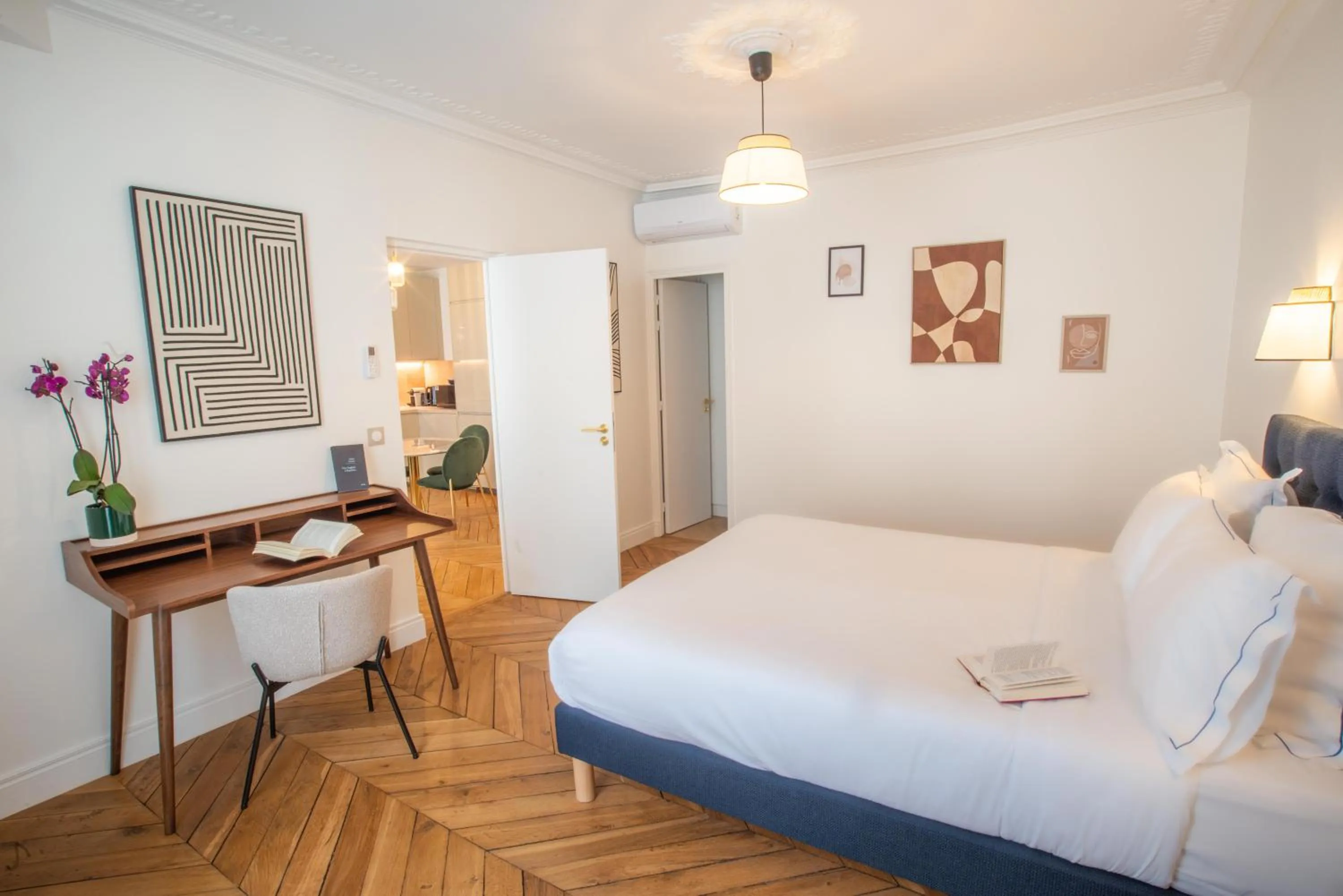 Seating area, Bed in Quartier Libre Madeleine