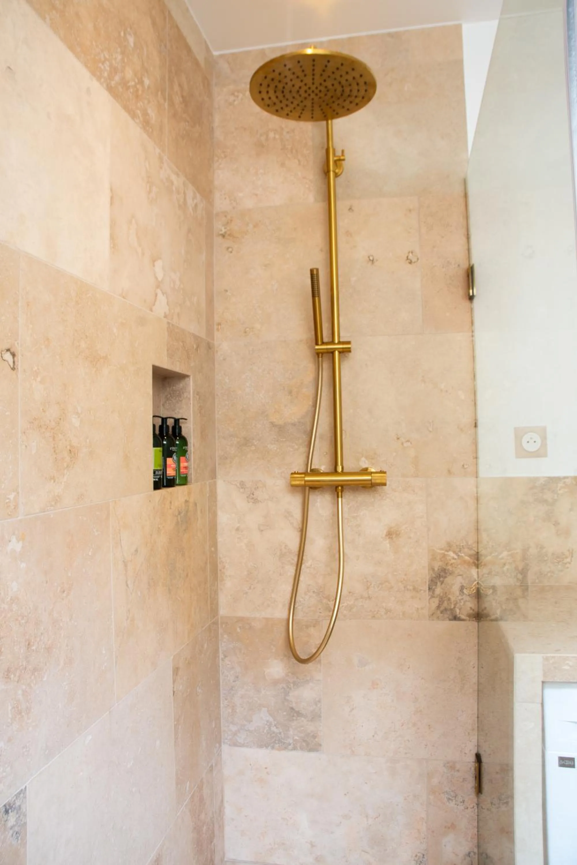 Shower in Quartier Libre Madeleine