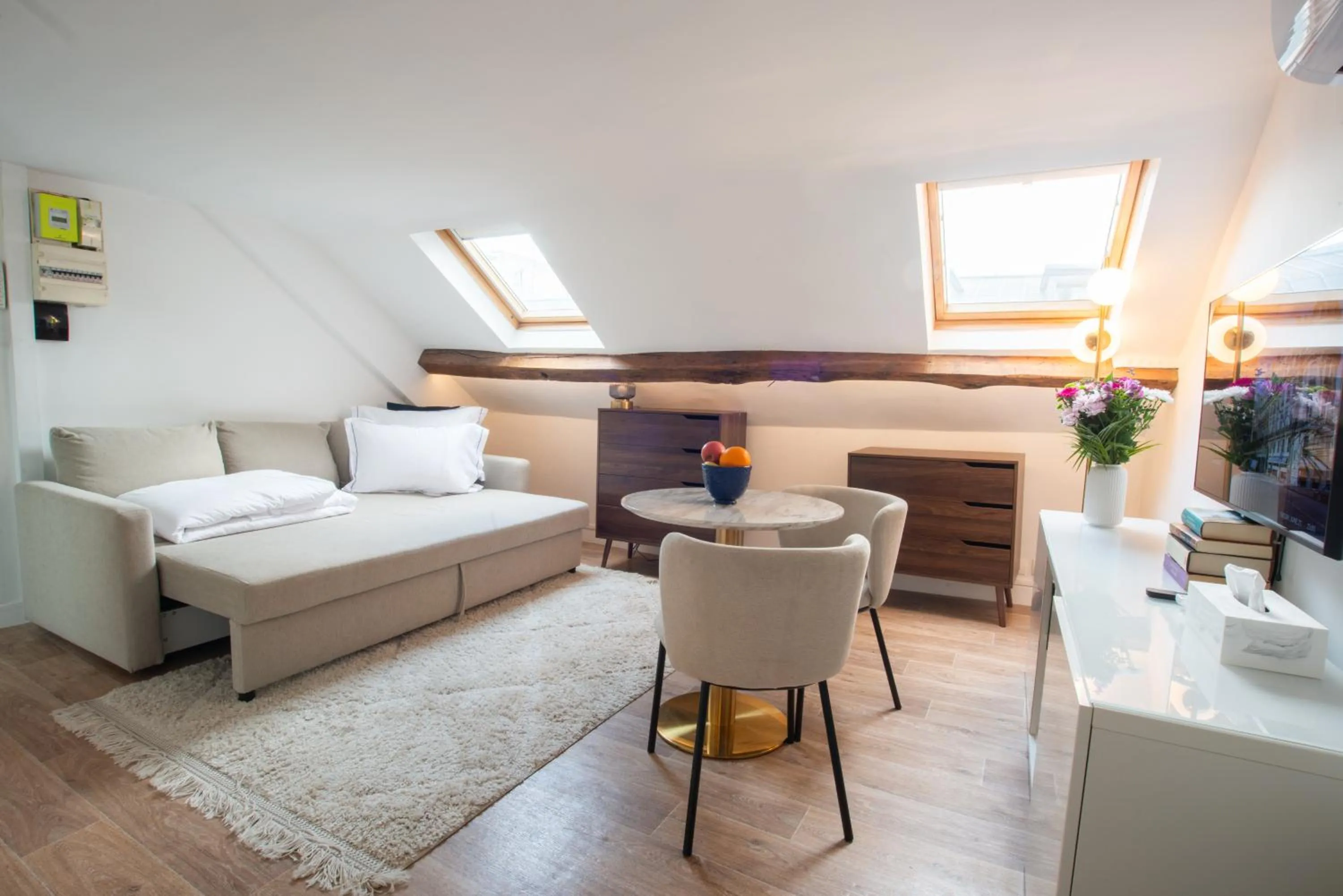 Living room, Bed in Quartier Libre Madeleine