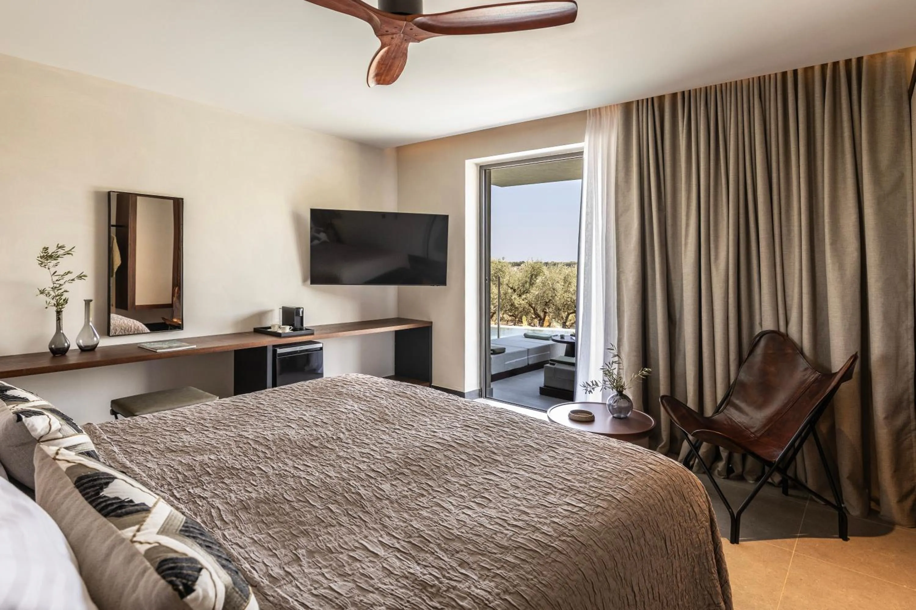 Bedroom, Bed in King Jason Zante – Designed for Adults