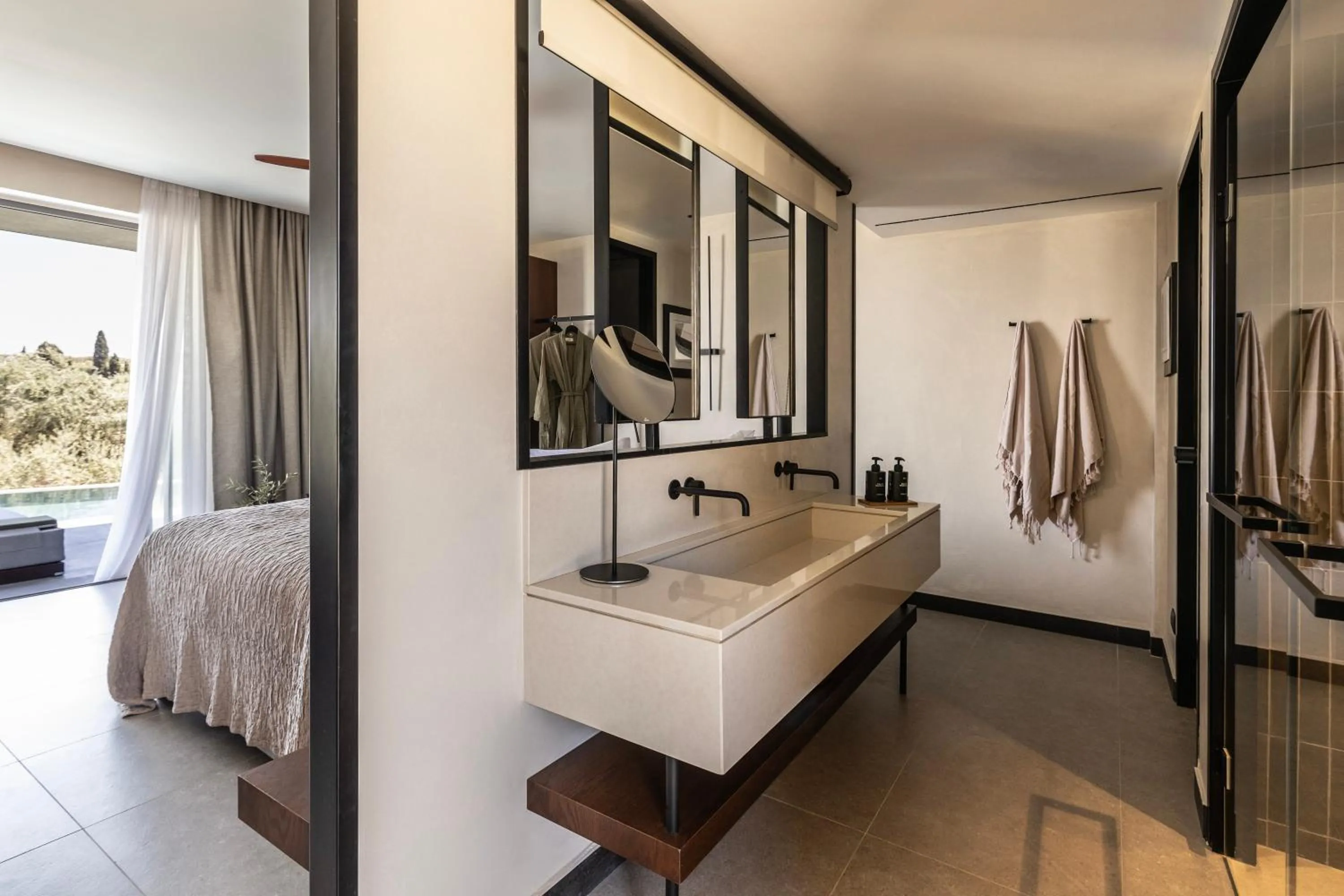 Bathroom, Bed in King Jason Zante – Designed for Adults