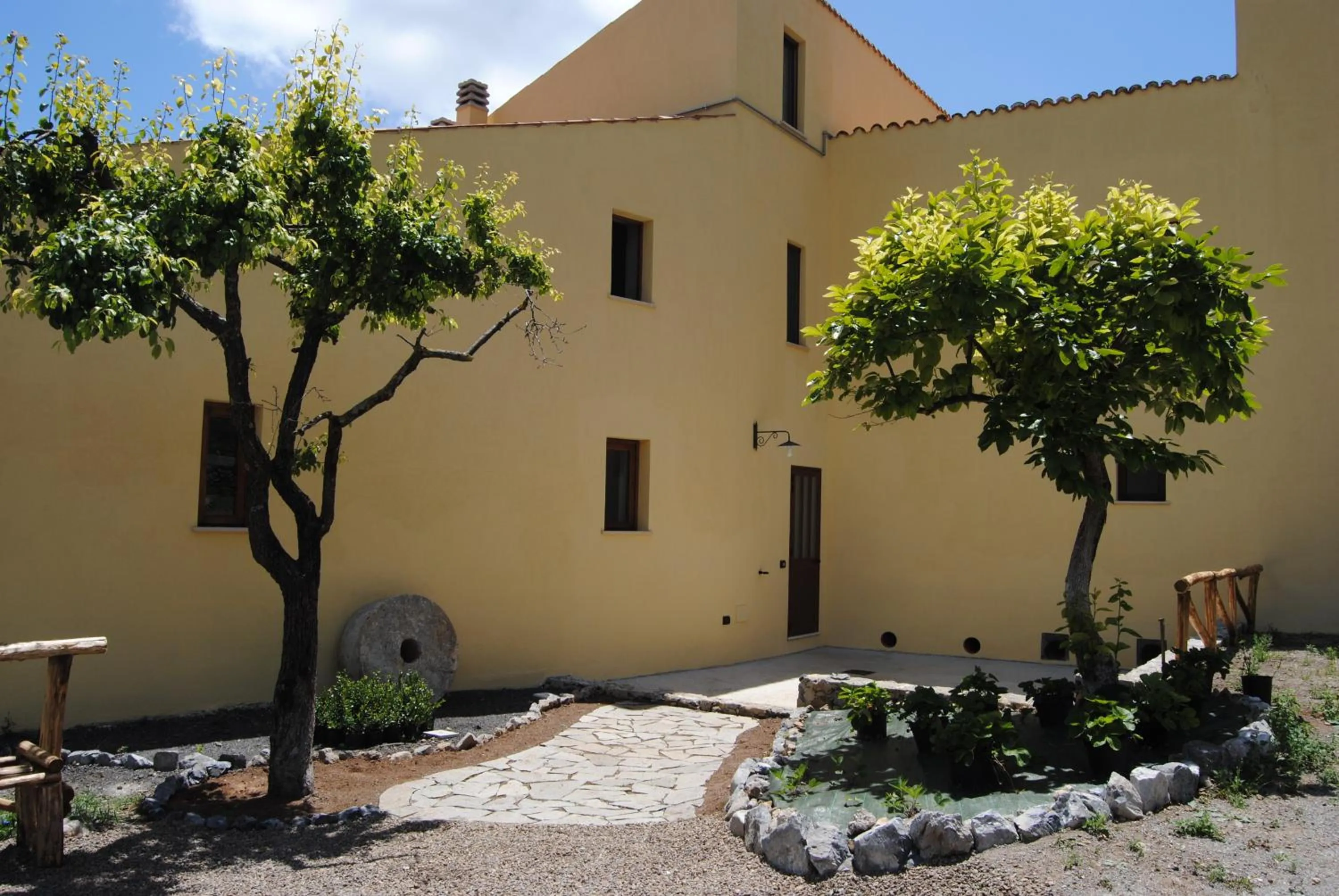 Facade/entrance in Il Giardino di Julia B&B