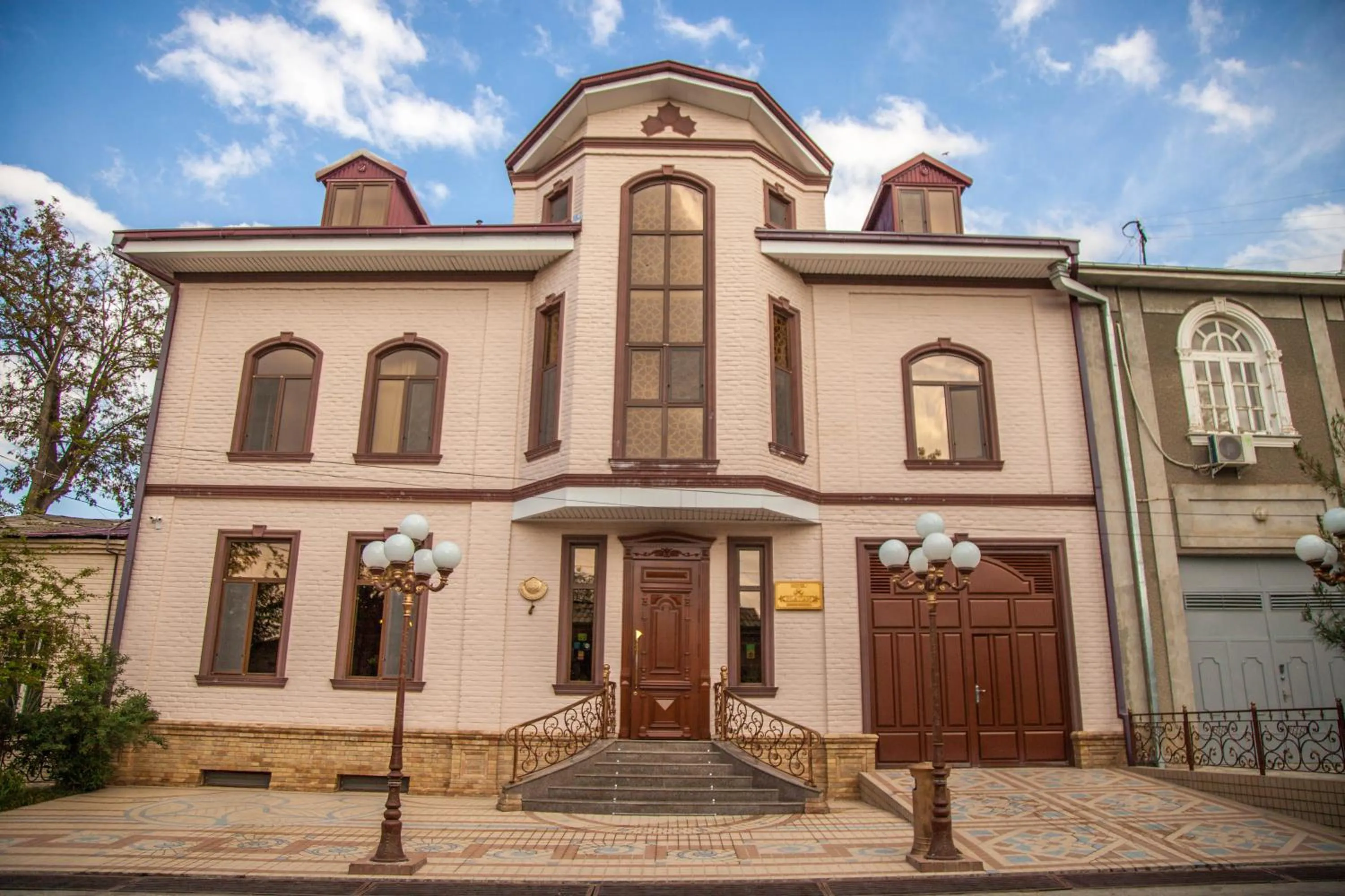 Facade/entrance in Platan