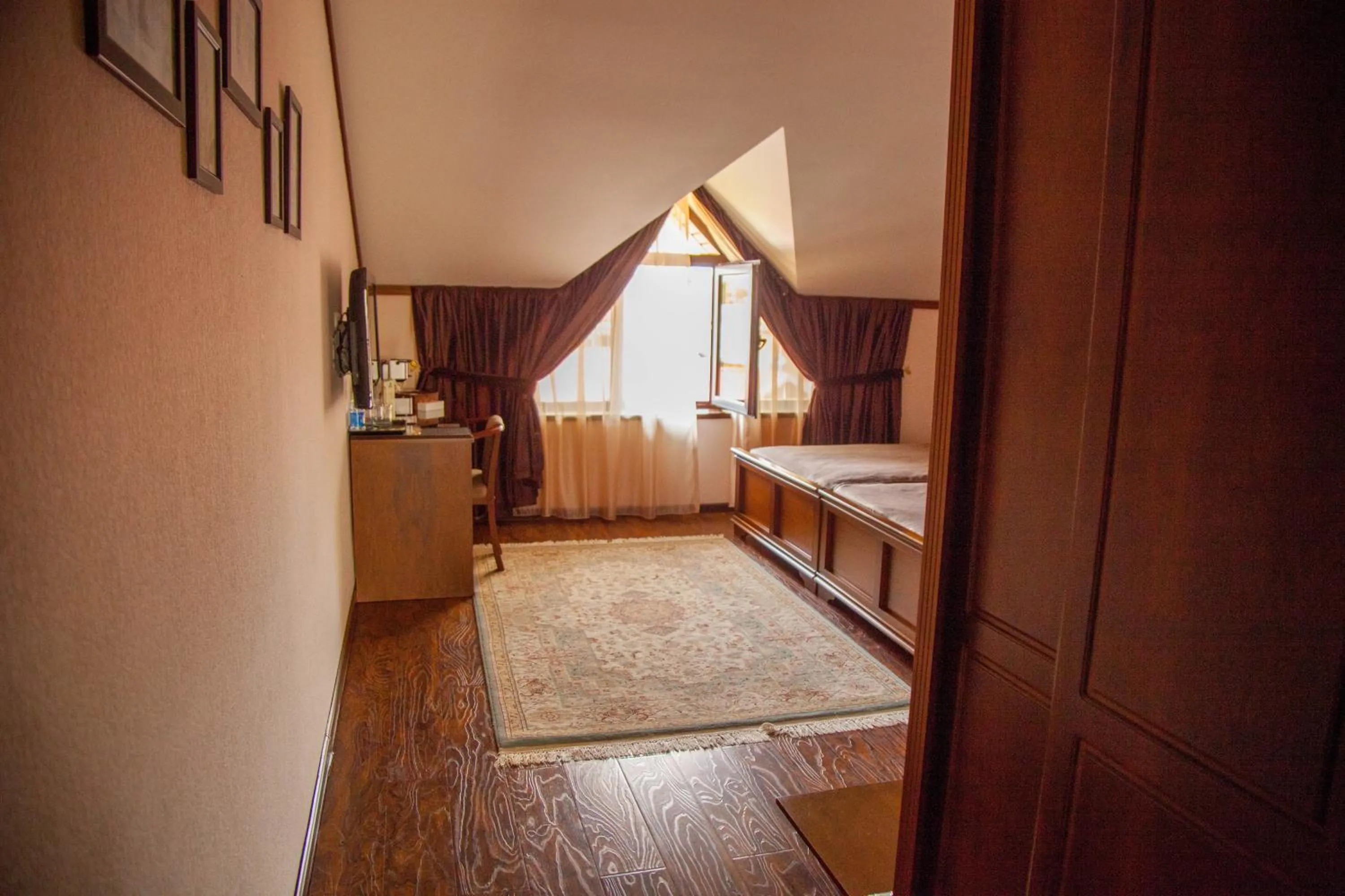 Bedroom, Bed in Platan