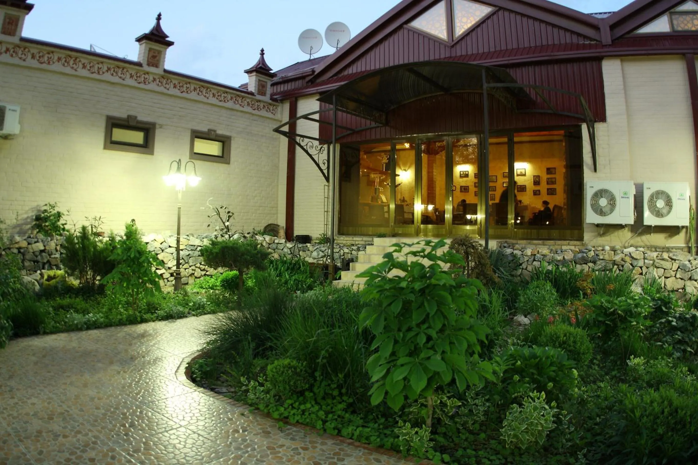 Facade/entrance in Platan