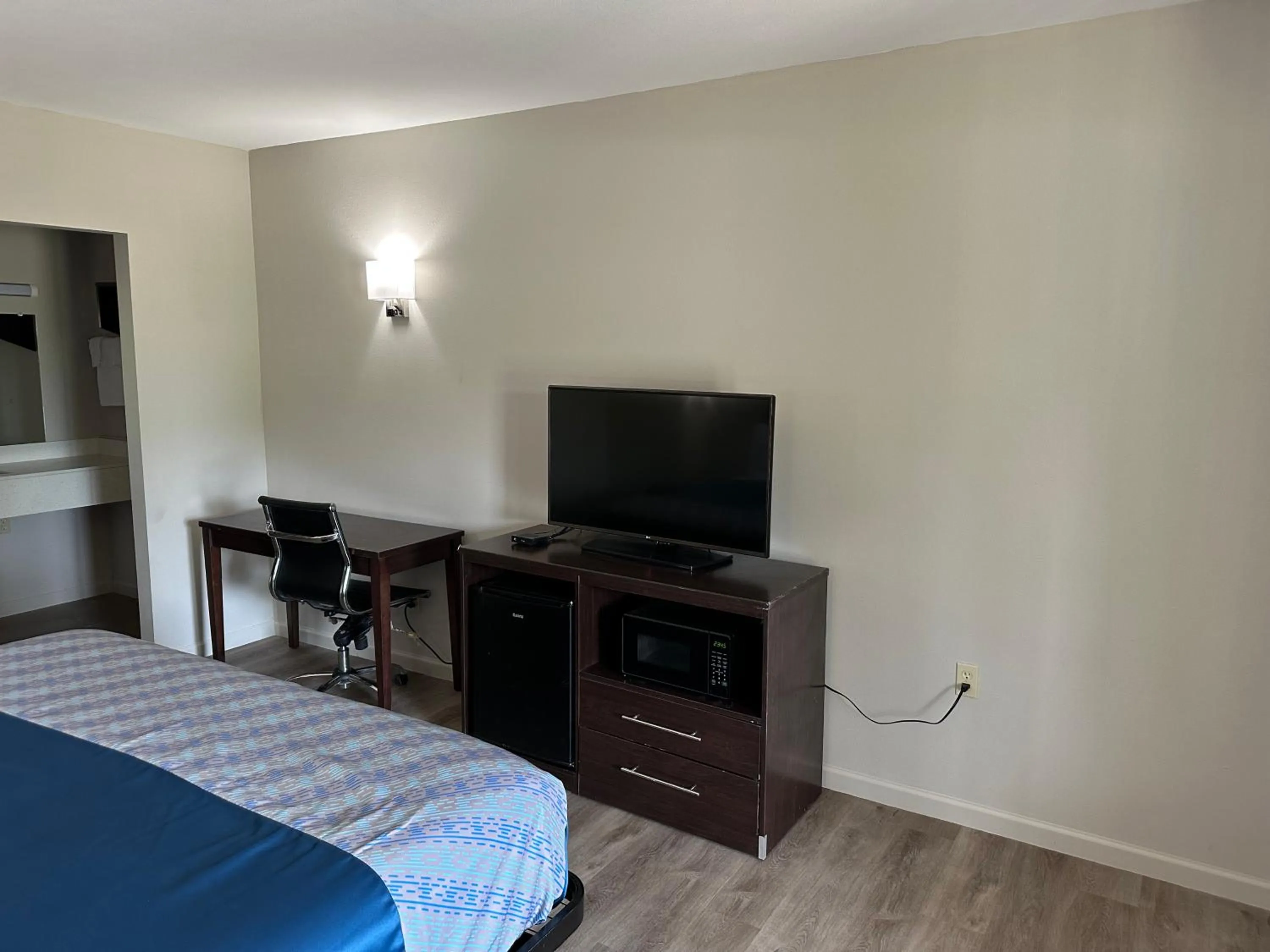 TV and multimedia, Bed in Oakwood Inn