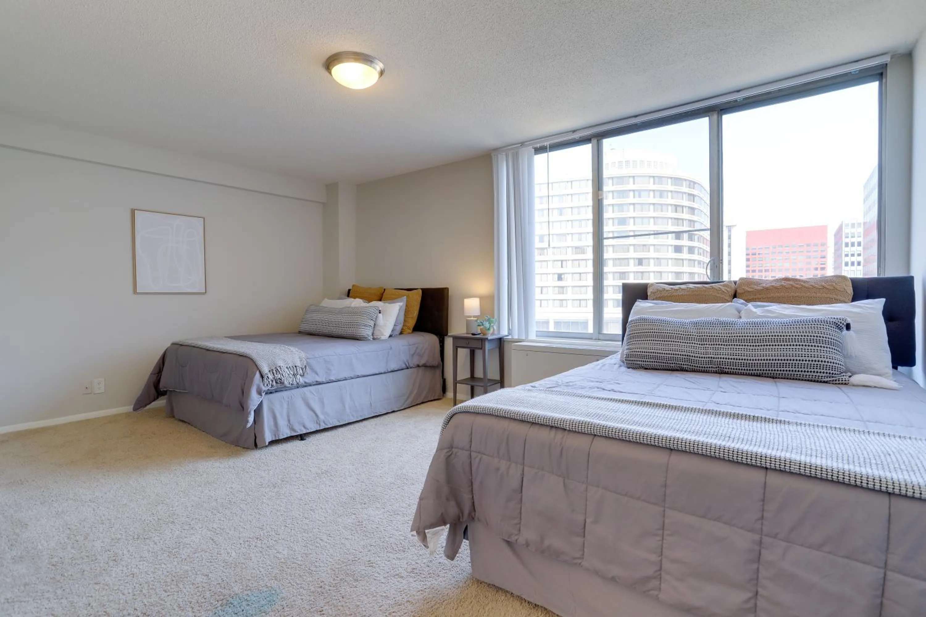 Bed in Beautiful 2BR Apartment at Crystal City With Gym