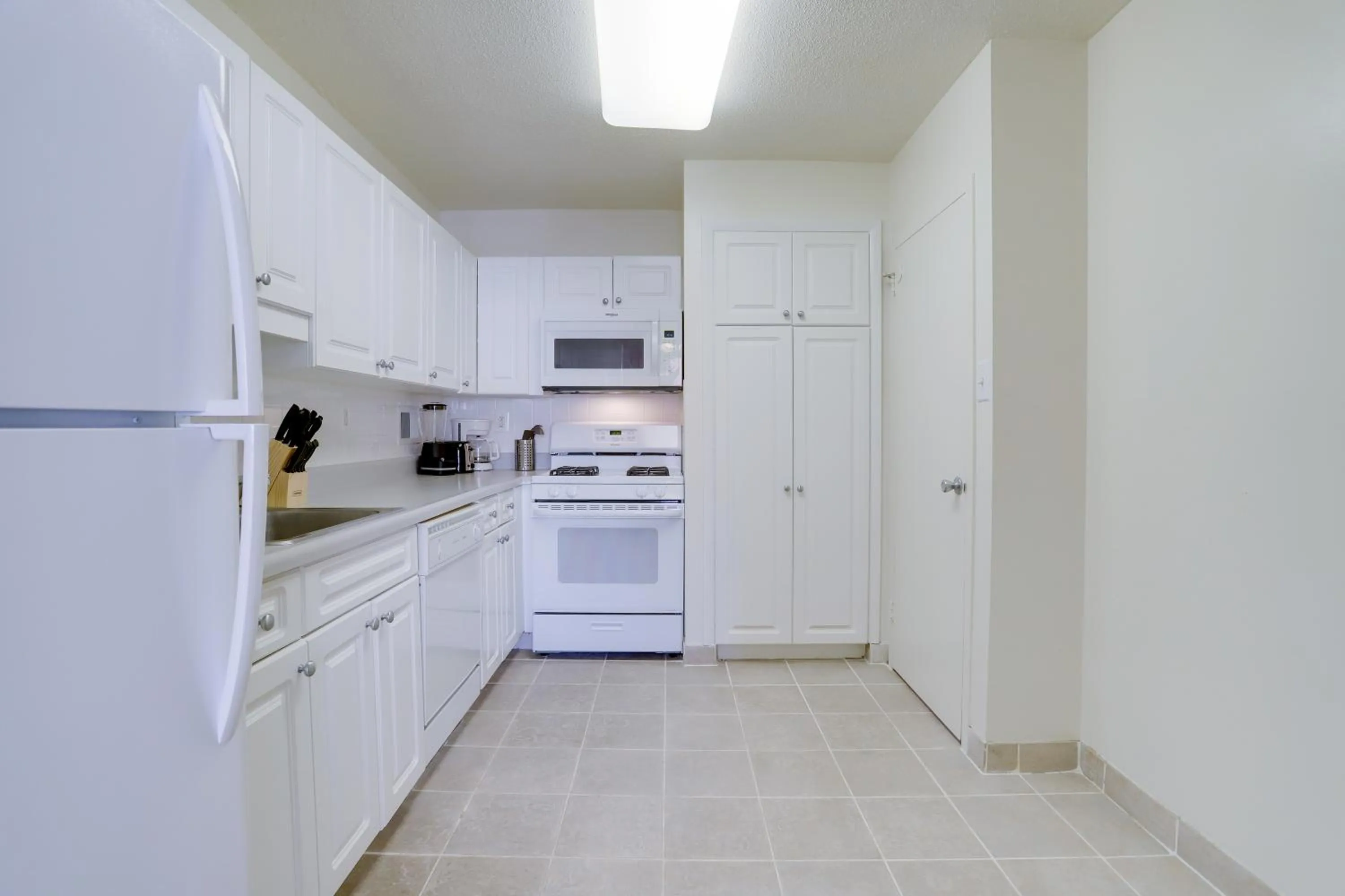 Kitchen or kitchenette in Beautiful 2BR Apartment at Crystal City With Gym