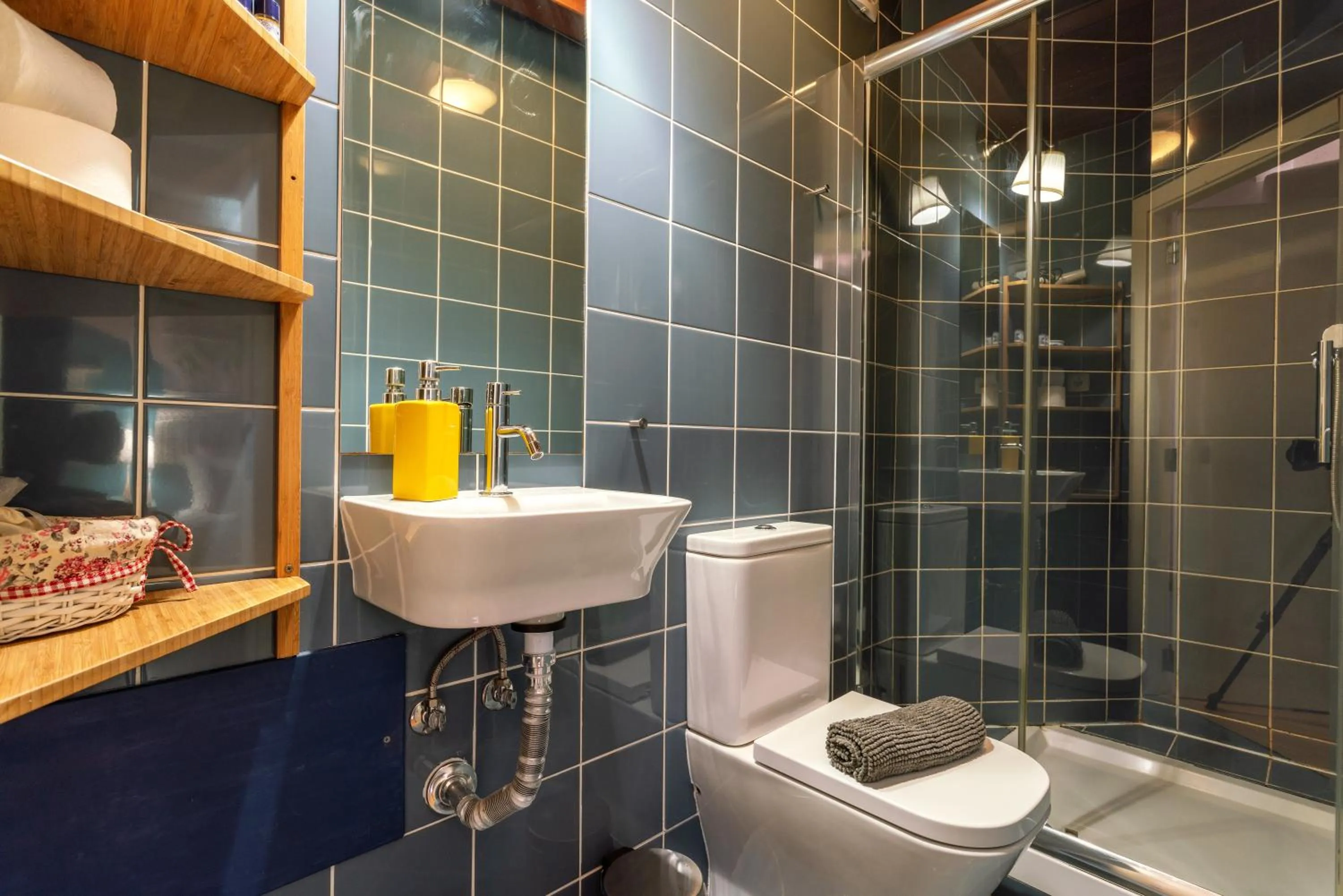 Shower in Casas da Formosa - Downtown Alegria B&B