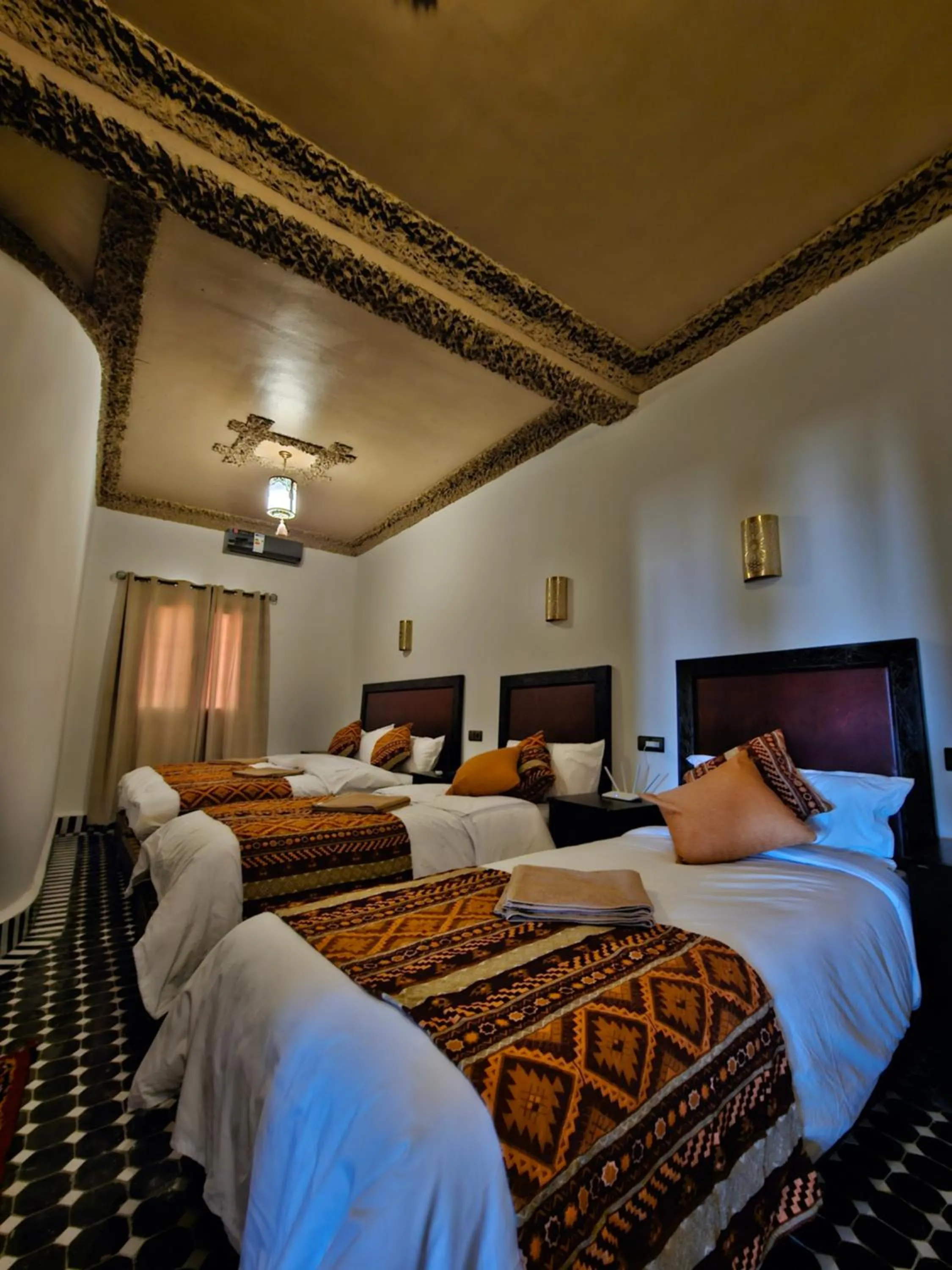 Photo of the whole room, Bed in Riad Merzouga Dunes