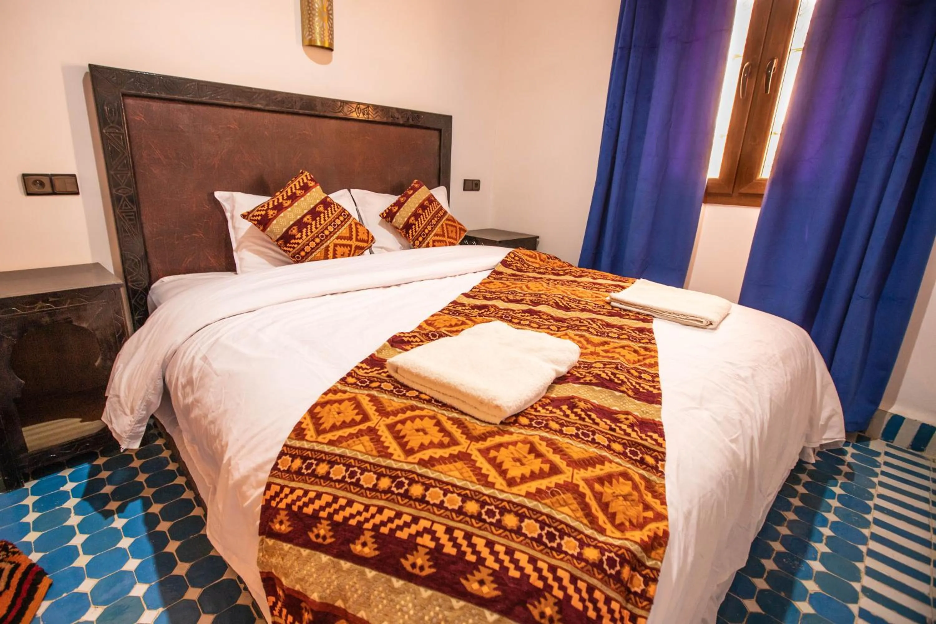 Photo of the whole room, Bed in Riad Merzouga Dunes