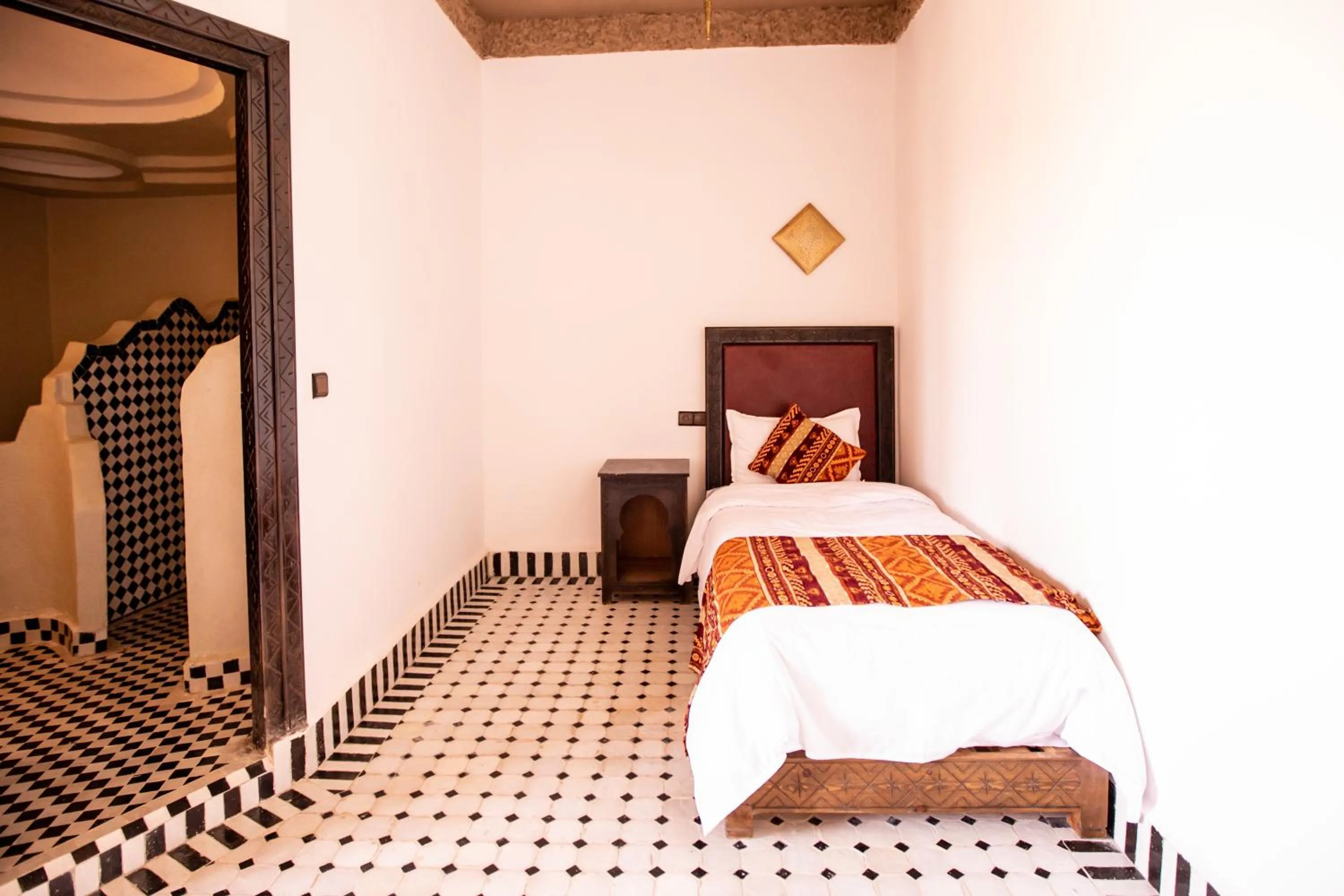 Photo of the whole room, Bed in Riad Merzouga Dunes