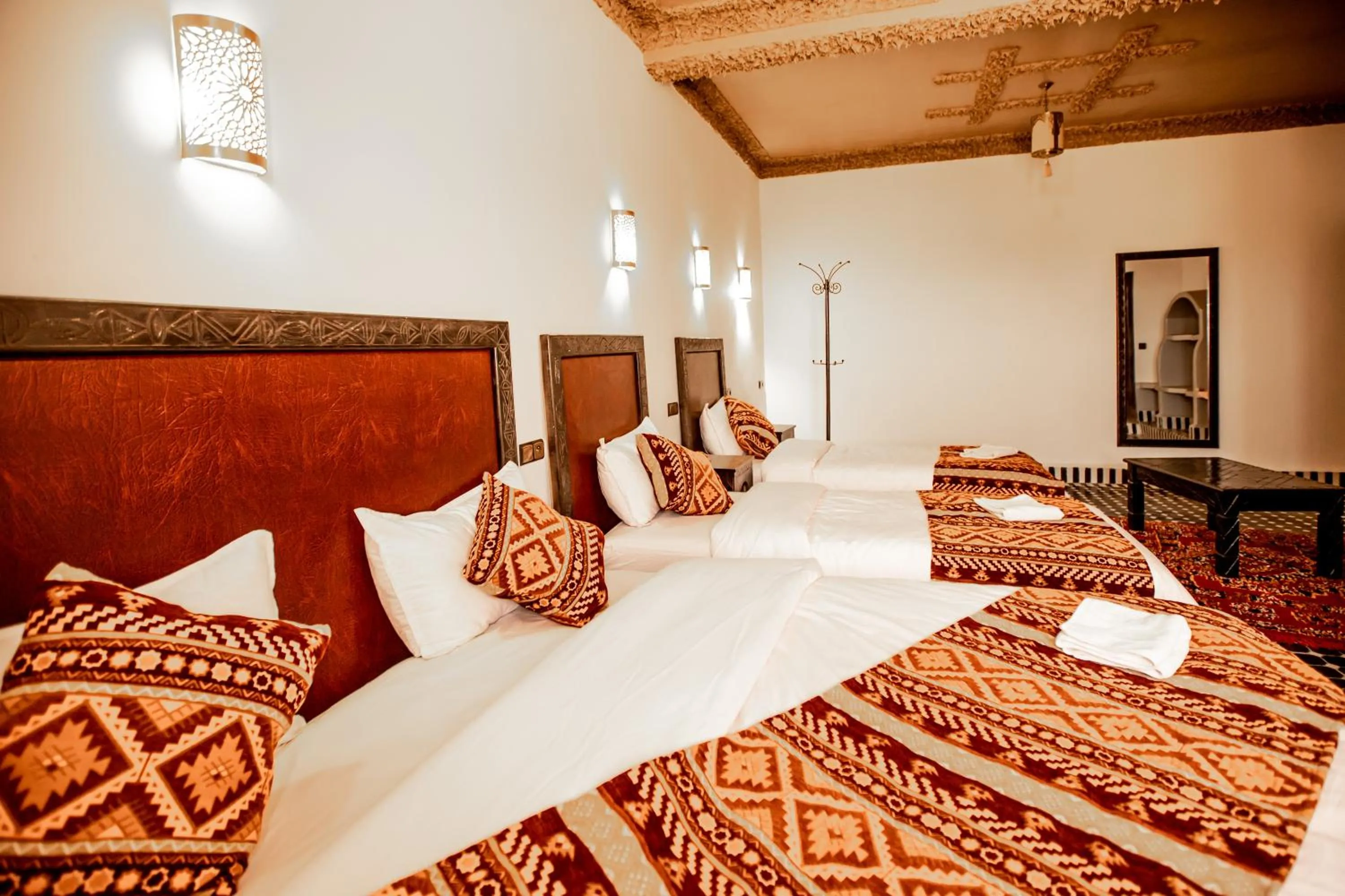 Photo of the whole room, Bed in Riad Merzouga Dunes