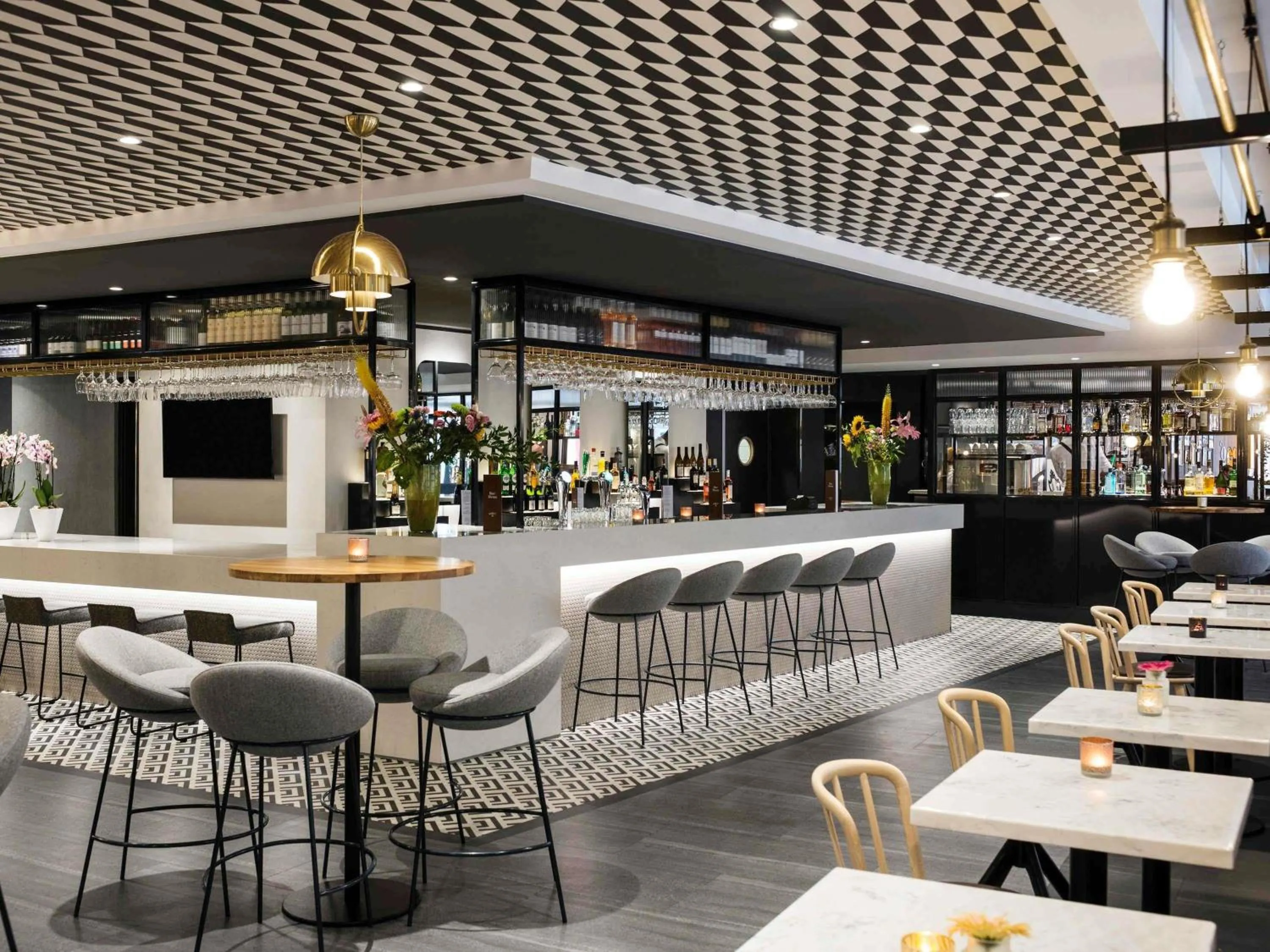 Lounge or bar in Novotel Den Haag City Centre