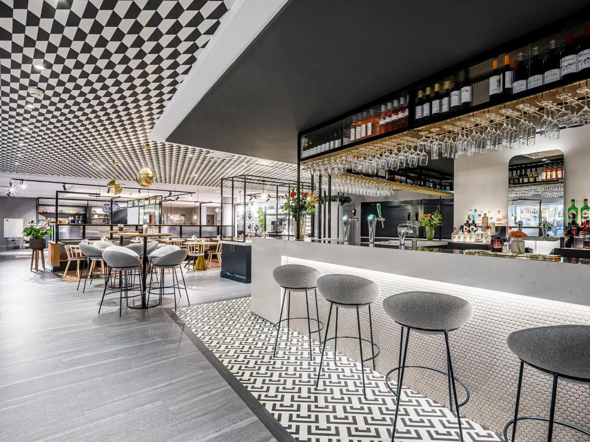 Lounge or bar in Novotel Den Haag City Centre