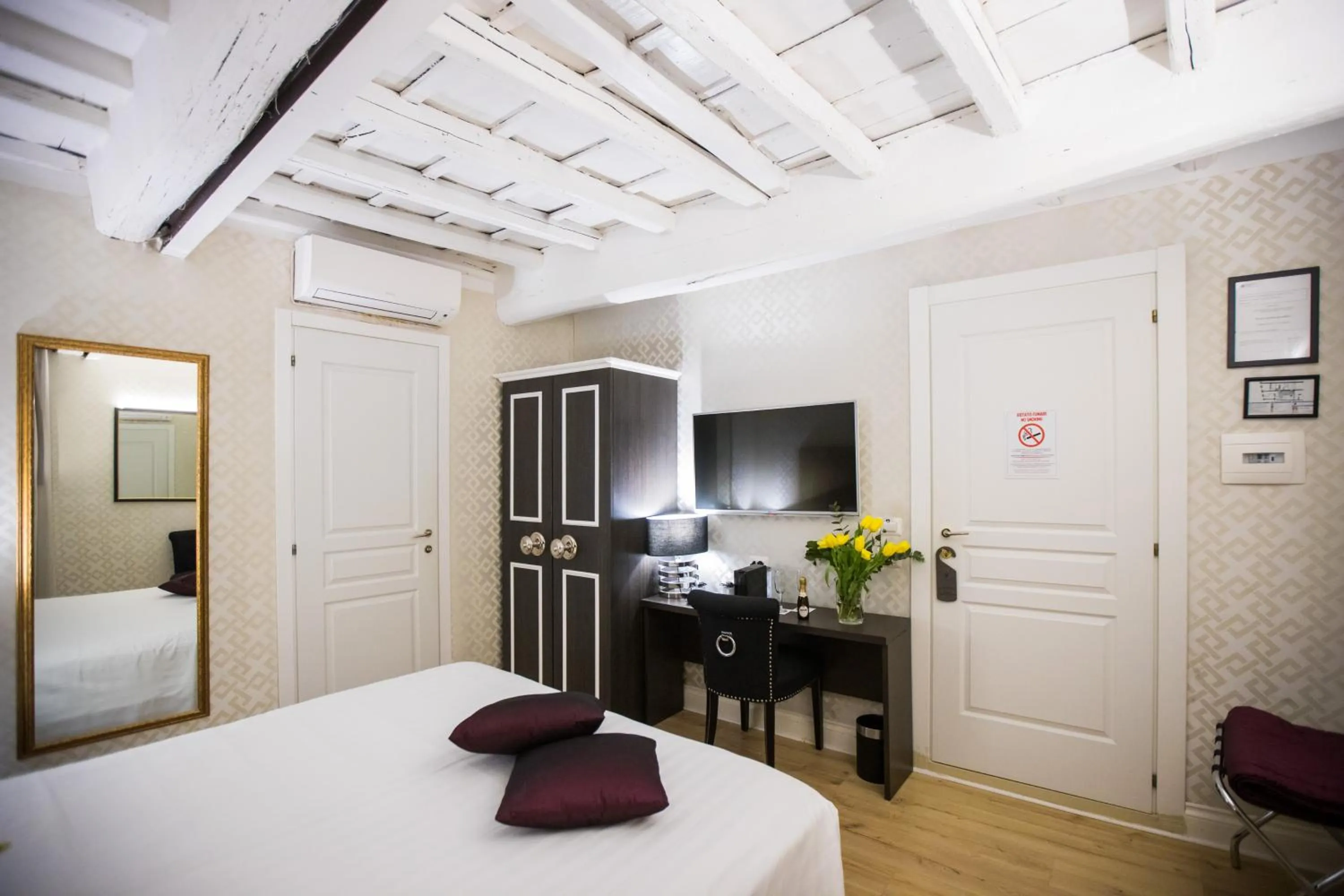 Photo of the whole room, Bed in Minerva Relais