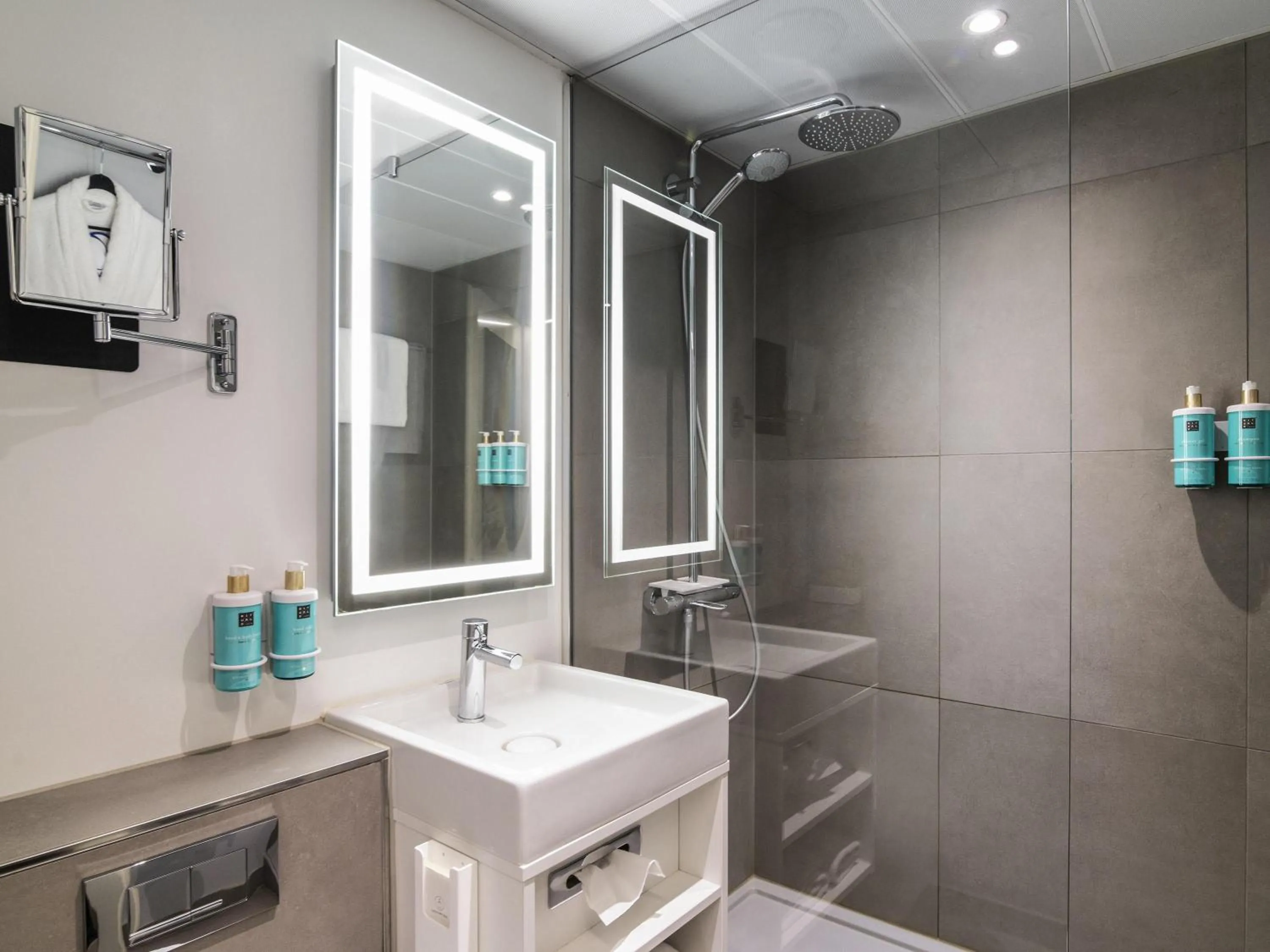 Bedroom in Novotel Amsterdam City