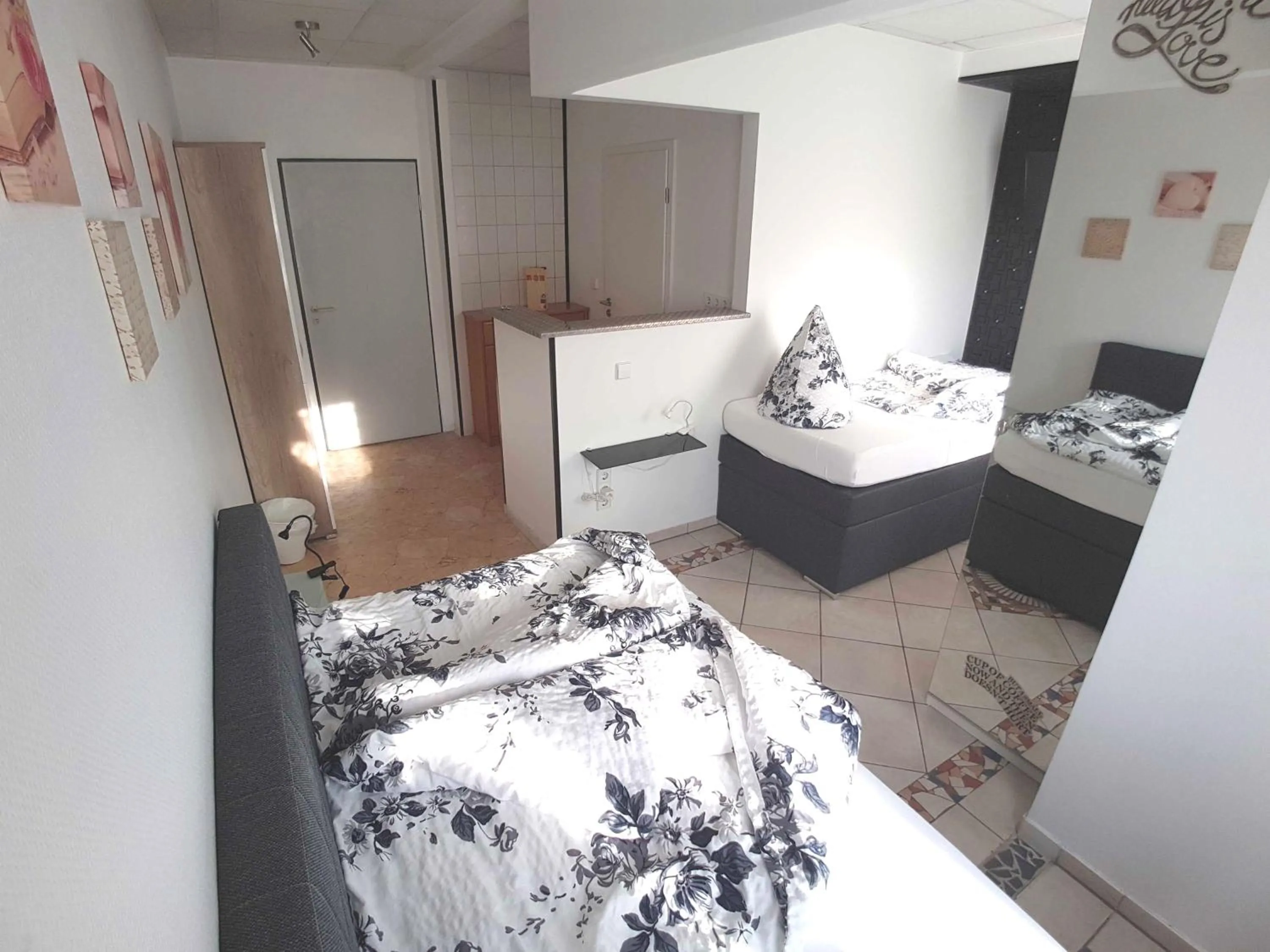 Double Room with Private Bathroom in BoardingHouse Sinsheim zentral am Burgplatz