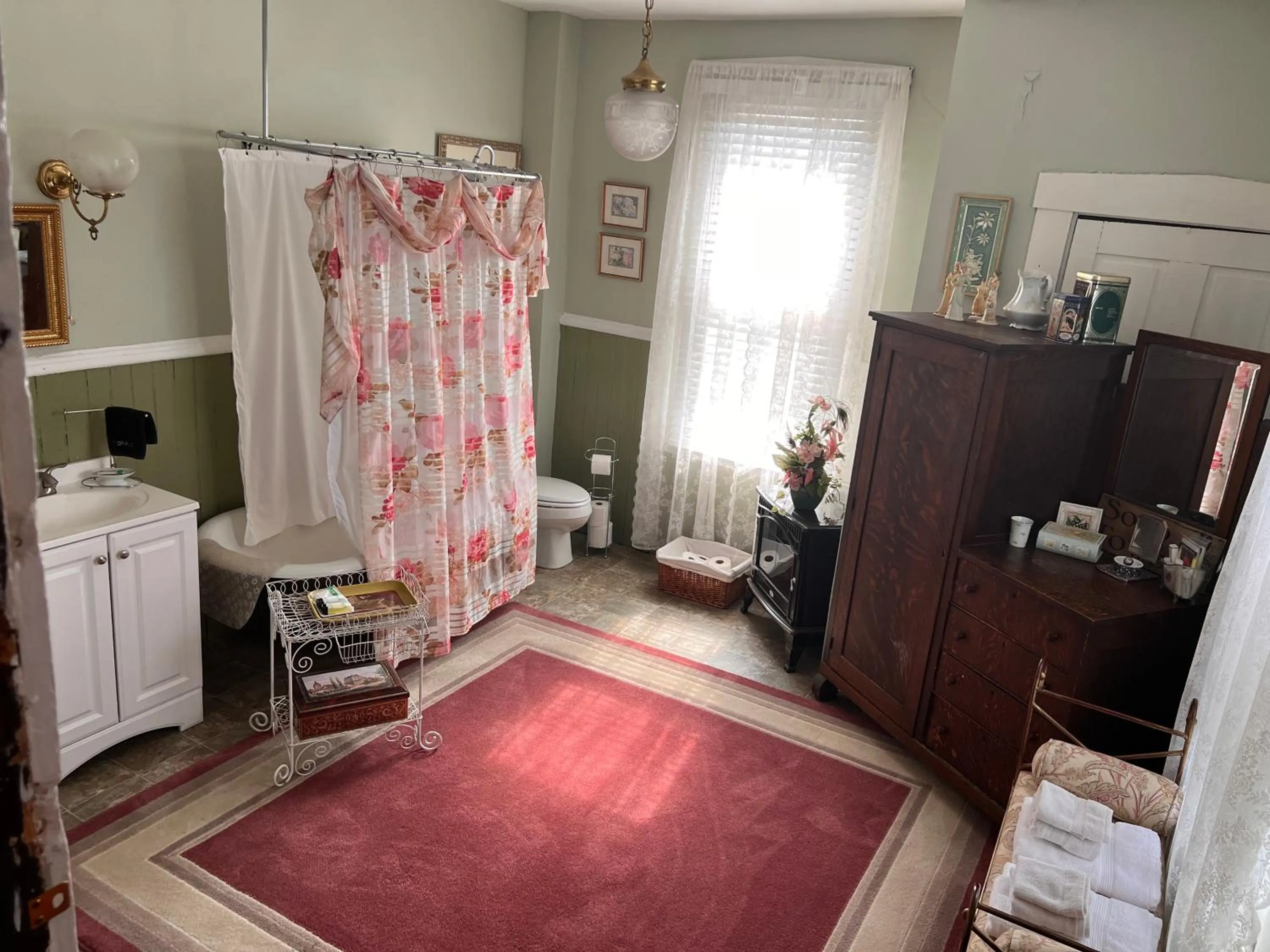 Bathroom in Mansion on The Mile B&B