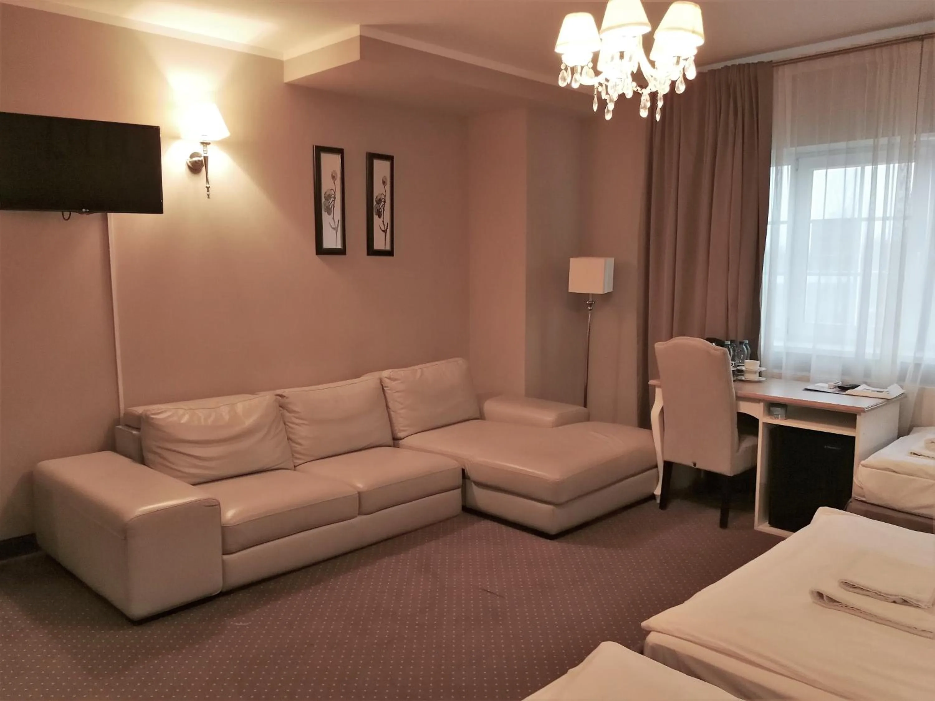 TV and multimedia, Bed in Riviera Resort Airport Modlin