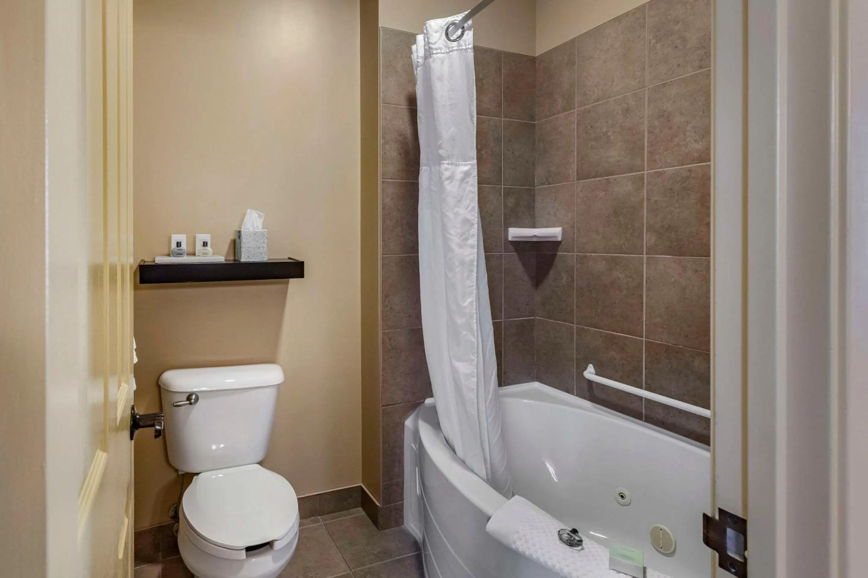 Bedroom in The Parlour Inn, an Ascend Collection Hotel