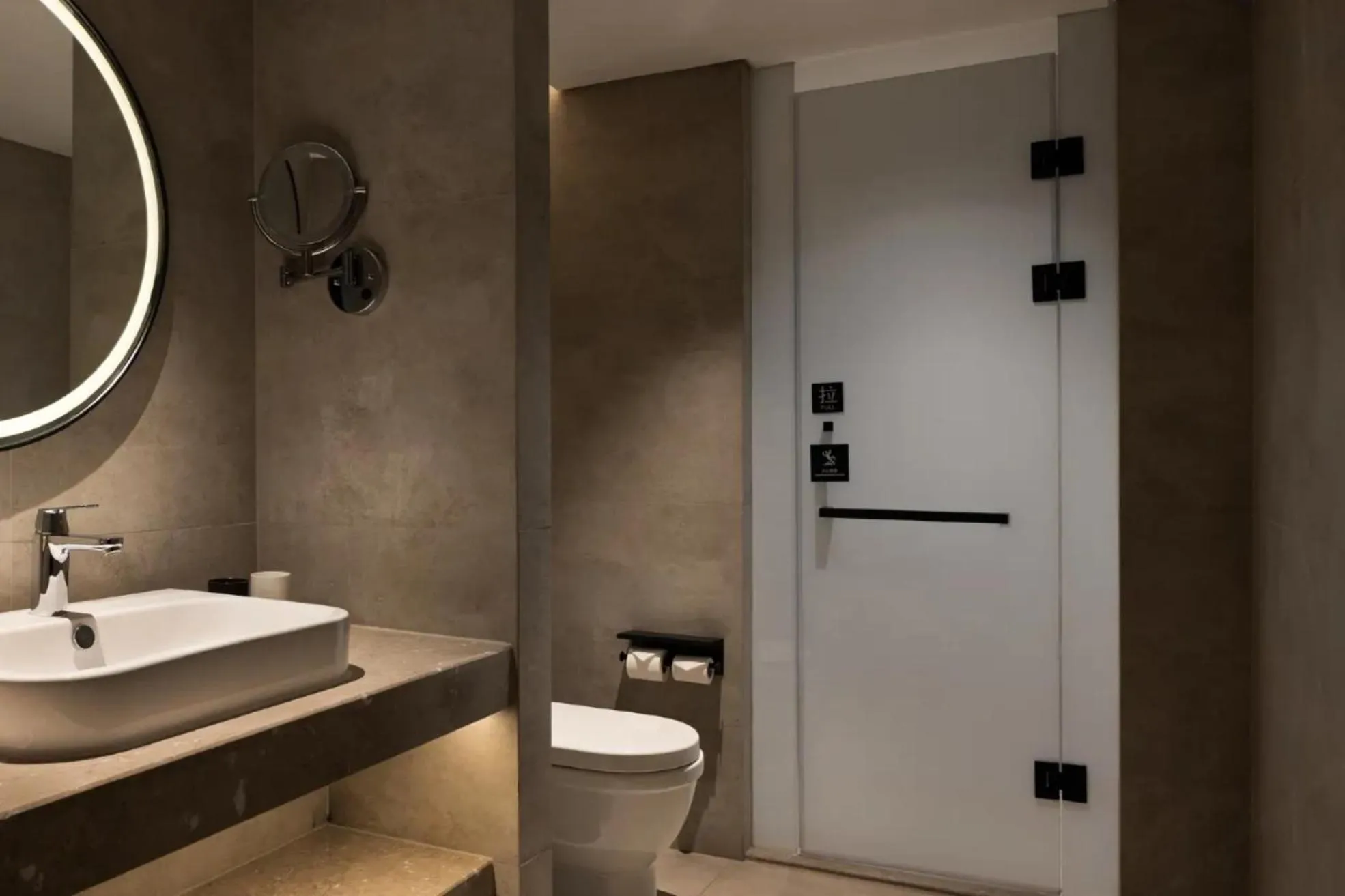 Toilet in Phoenix Hall House Hotel