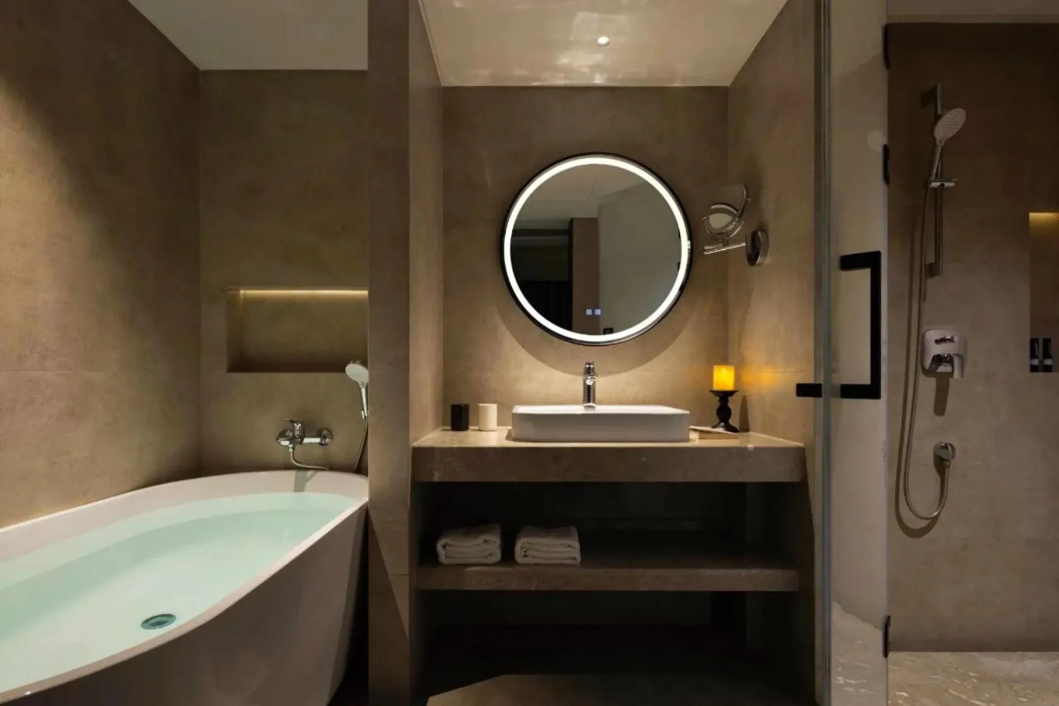 Shower in Phoenix Hall House Hotel