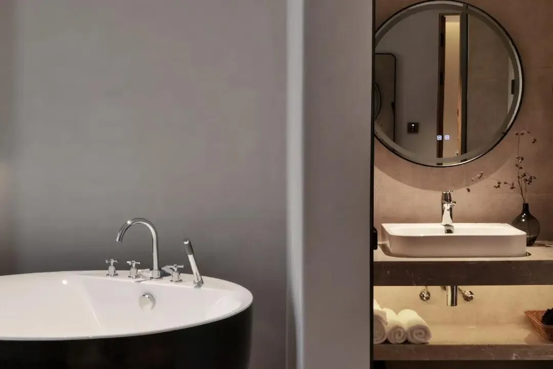 Bathroom in Phoenix Hall House Hotel