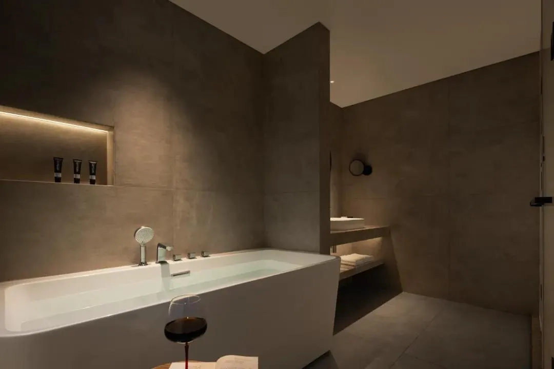 Bathroom in Phoenix Hall House Hotel