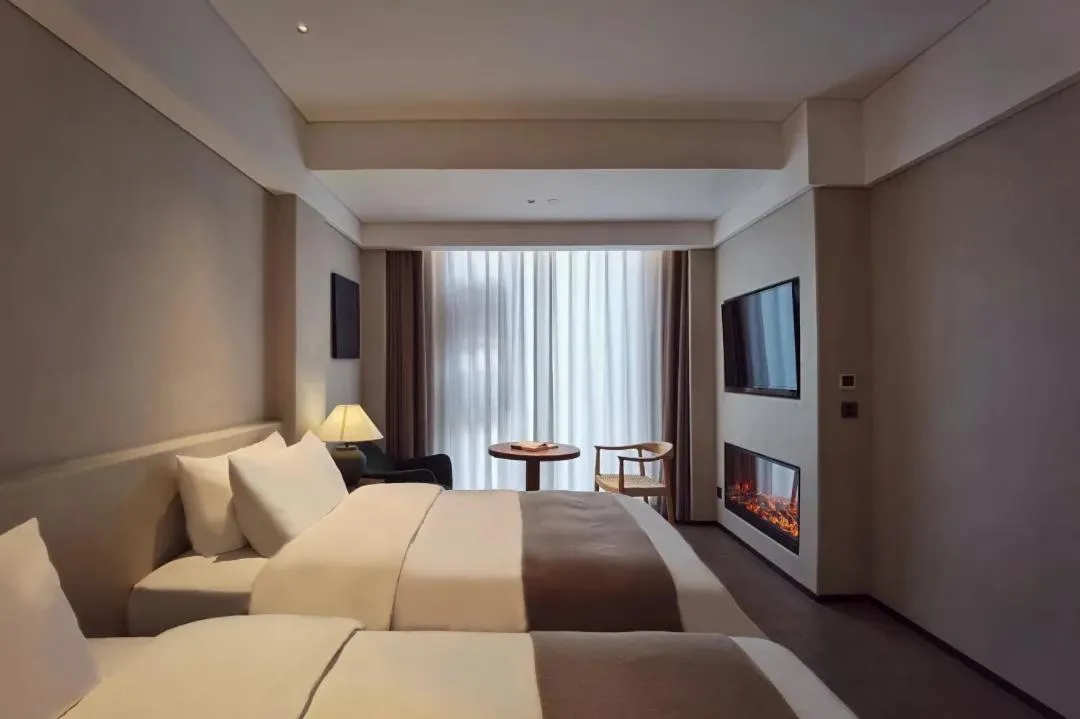 Communal lounge/ TV room, Bed in Phoenix Hall House Hotel