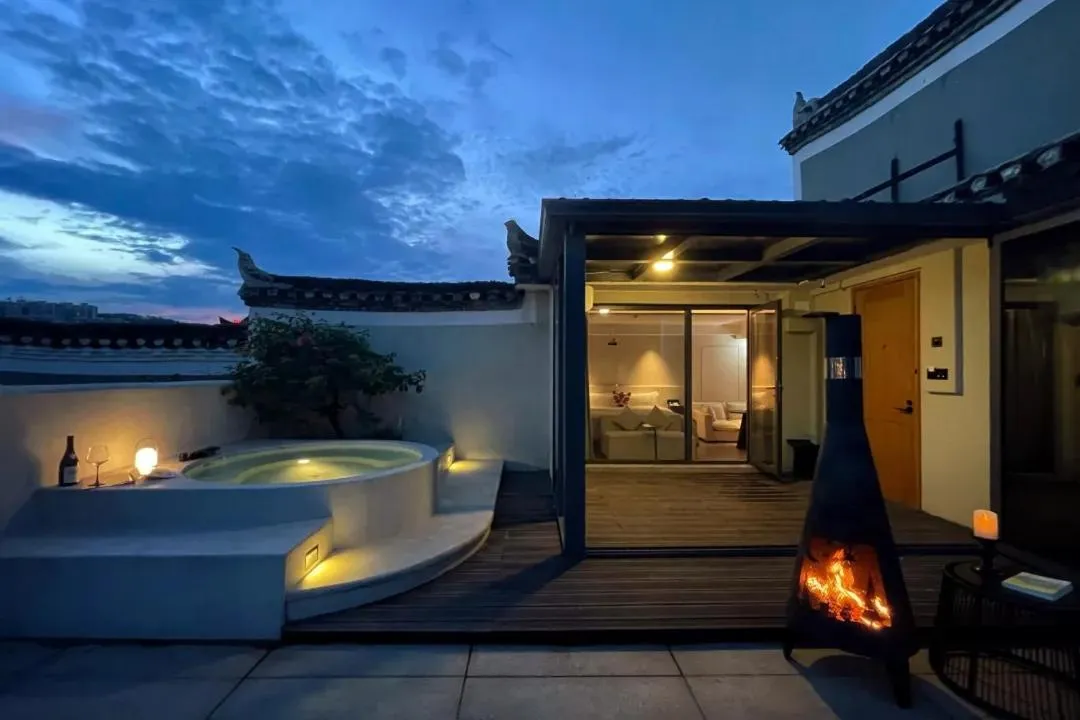 Night in Phoenix Hall House Hotel