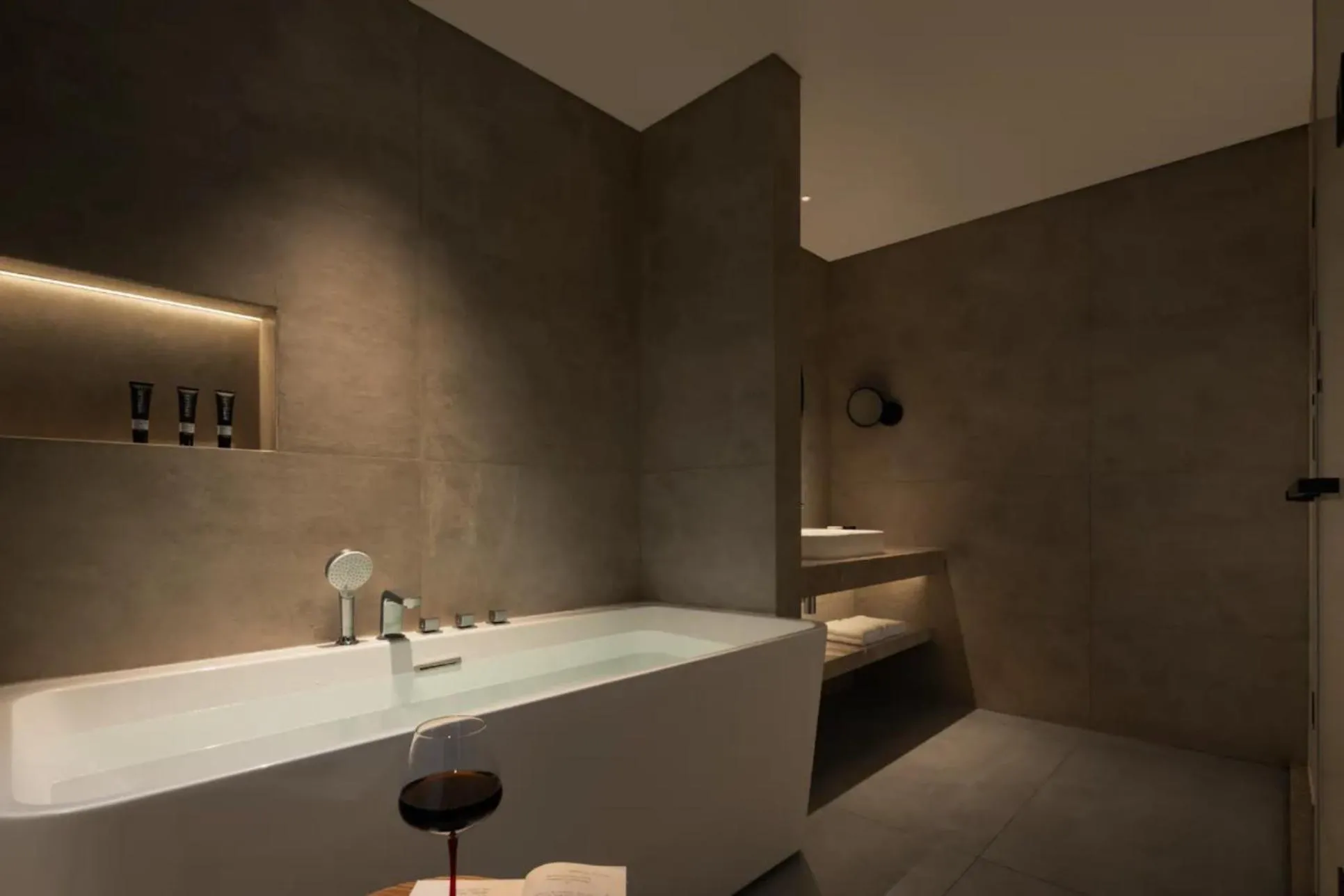 Toilet in Phoenix Hall House Hotel