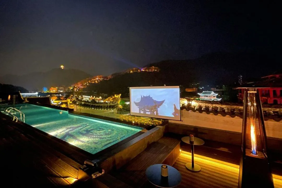 Night in Phoenix Hall House Hotel