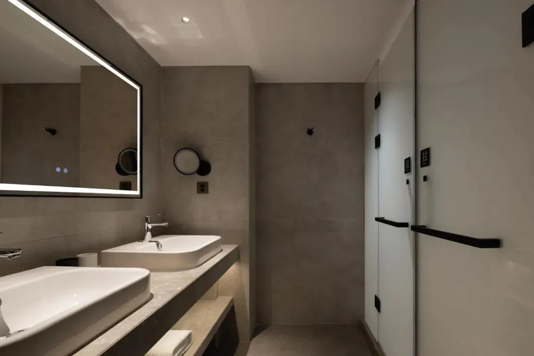 Bathroom in Phoenix Hall House Hotel