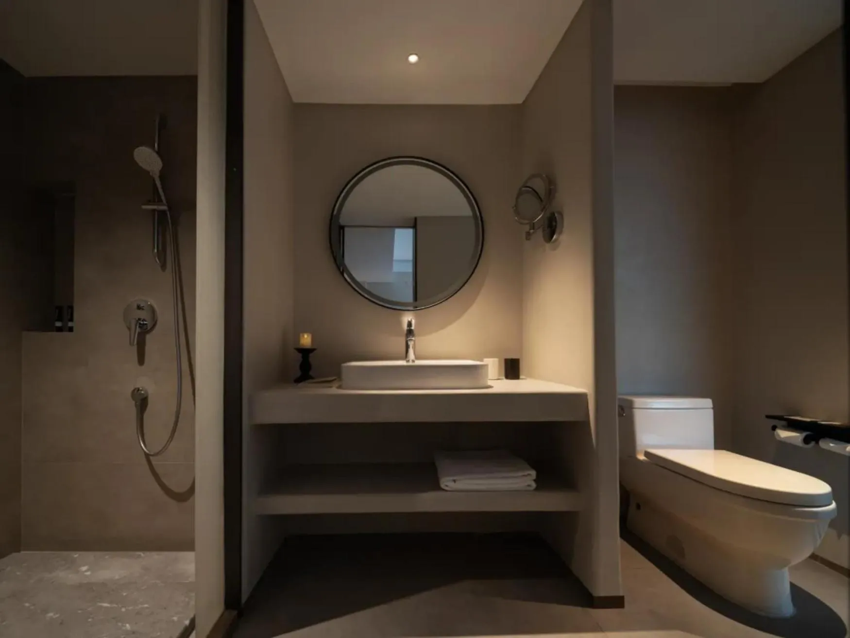 Toilet in Phoenix Hall House Hotel